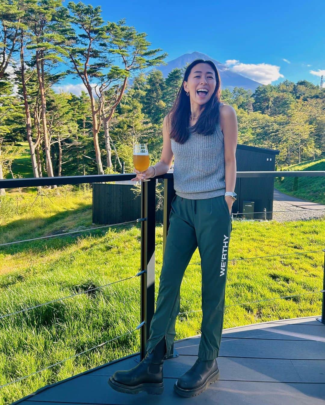 野沢和香のインスタグラム：「自然豊かな素敵な場所に来ています🤍 怒涛のようだった8.９月のあとに一休み✨ 働いた後は休むっ♨️が段々と板についてきました🤩　 お部屋にビールサーバーがあるお宿に感動✨🥳 とっても心地良いのでまたupしますね🤍  @werthy.official の撥水パンツ旅にも便利すぎて自分でも驚いています😆🙌 こちらはカーキSサイズです！」
