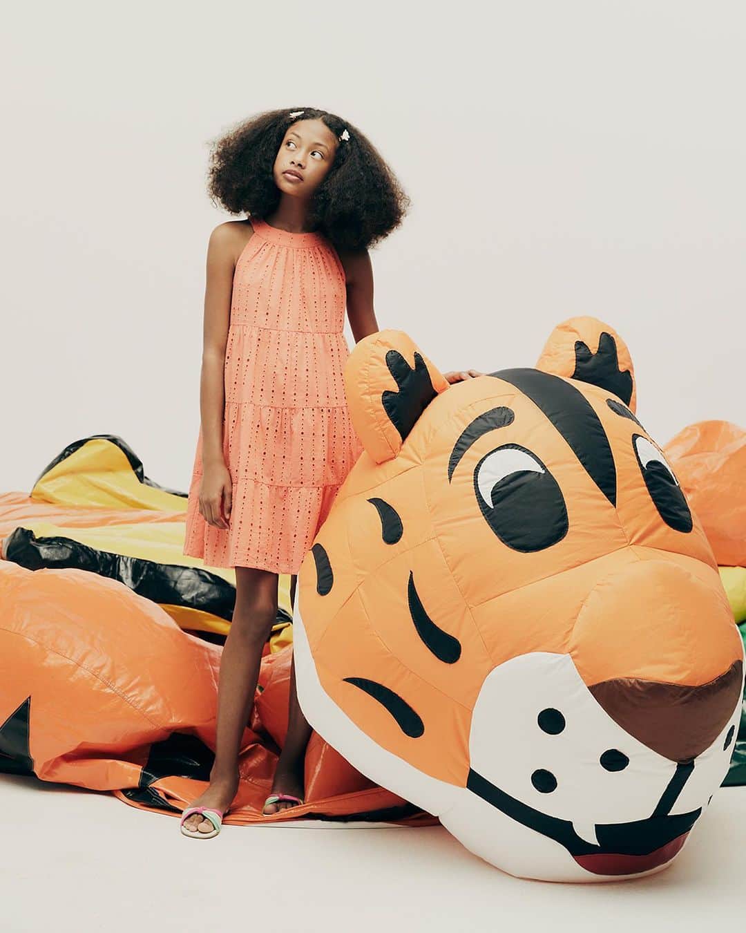 ロジャス・レナーのインスタグラム：「O vestido que vai ser o preferido das pequenas fashionistas. 💃 Para deixar a primavera mais divertida e leve, as tendências dos tons pastel e bordados são perfeitas para compor os lookinhos super estilosos. Garanta as peças clicando nas imagens. #DiaDasCriançasRenner #LooksInfantis #Vestido #ModaInfantil #Tendência #RoupaInfantil  Vestido 804050214 | Acessórios 841265273 | Sandália 854446701」