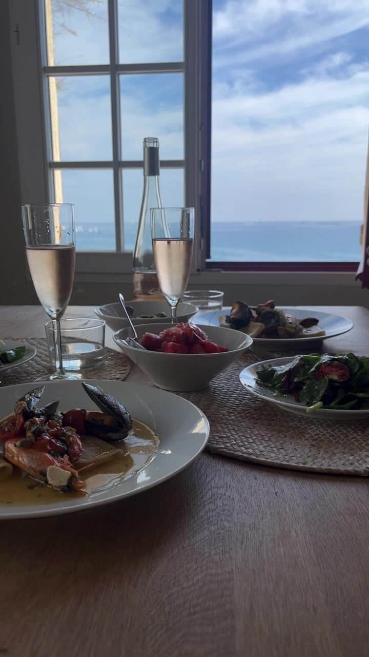 SHIORIのインスタグラム：「南仏アンティーブの食卓🇫🇷」