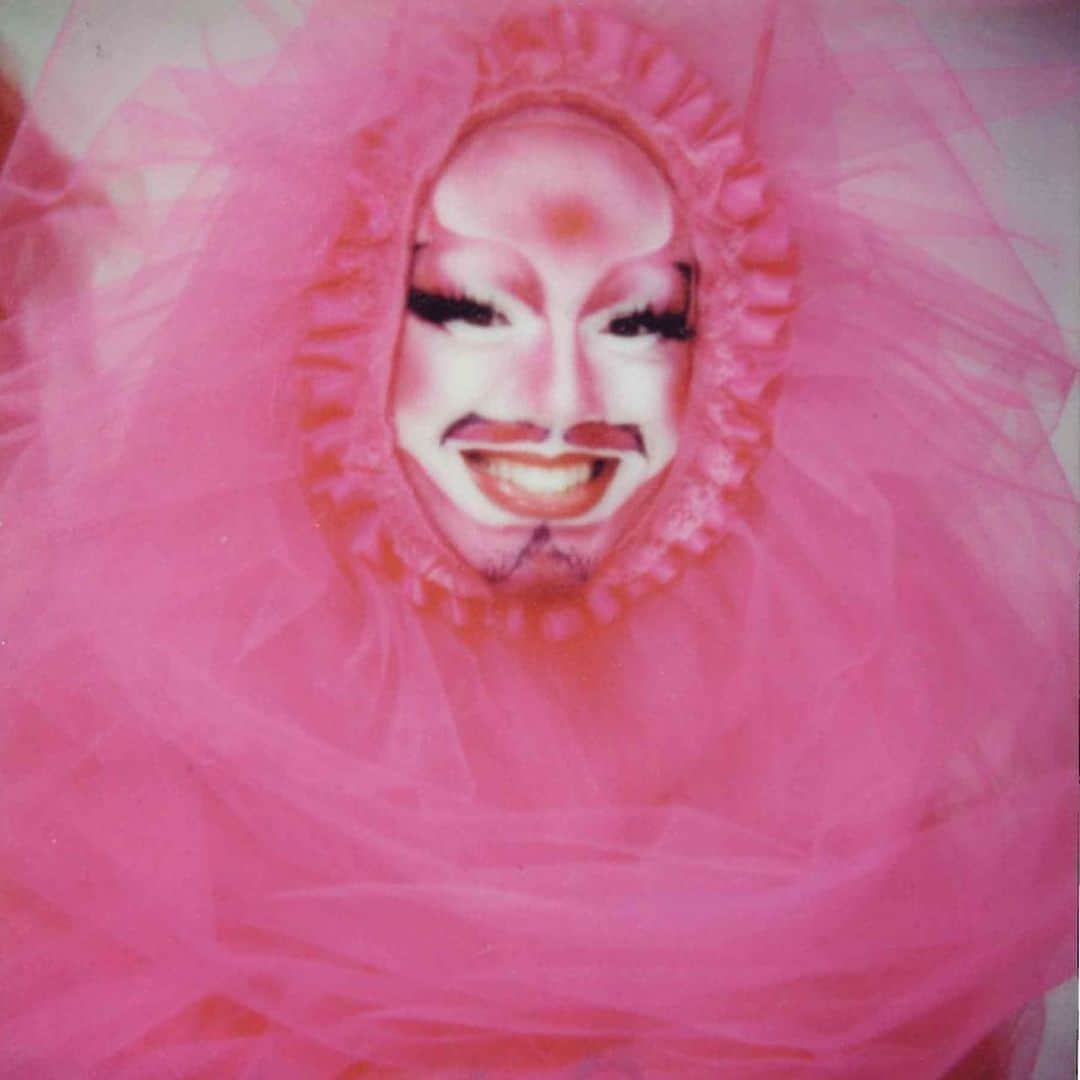 のインスタグラム：「“A word that I would use to describe New York beauty would have to be ‘cunt’” - @jimi_urquiaga 💅✨⁠ ⁠ In a series of vibrant polaroids, photographer @pasteltraces and creative director Jimi Urquiaga celebrate the diversity and individuality of New York’s drag community.⁠ ⁠ “My fellow drag artists in New York just have the it-factor – each person is a style icon in their own right and they serve it severely, making the New York scene a melting pot of what is current. New York is the moment.” says Urquiaga⁠ ⁠ If there’s one person who knows about serving cunt it’s Urquiaga, who at just 20 was awarded the first-ever title of Las Vegas’s ‘Best New Designer’ by Caesar’s Palace. Since then, the creative director, costume designer and drag performer has been working to document and celebrate LGBTQ+ artists and creatives in the fashion world. ⁠ ⁠ In a city known for its melting pot of culture and identities, each person depicts their own unique character. The shoot showcases the range and diversity of the queens and how they use beauty to express themselves. The series brings together 33 different artists including Urquiaga’s drag persona @missleidyrodriguez, @realdominocouture and @dahlia_sin. From pageant to gender-fuck queens, Urquiaga uses the colour spectrum to capture the breadth in style and identity of each person. ⁠ ⁠ Serving cunt can be about boldness and taking up space in the world even when faced with ignorance, but ultimately to serve cunt is to always honour uniqueness in beauty.⁠ ⁠ Tap the link in bio to read as we speak to creative director Jimi Urquiaga who brought together this bold and unified community 🔗⁠ ⁠ ✍️ Alyshea Wharton⁠ 📸 Flavia Daniele: @pasteltraces⁠ Creative Director, Producer & Casting Director: Jimi Urquiaga, @missleidyrodriguez ⁠ Hair: @das.vidana⁠ Set Designer: @massoon⁠ Art Director: @coolstuff_worldwide⁠ Set Dresser: @ryannsnook⁠ Styling Director: @sofausti⁠ Styling Assistants: @Cholulalemon⁠ Production Assistants: @frederico.wang, devilstaco, @a_doodleroo, @no_guey_back_nao⁠ Location: @smashboxstudios⁠ ⁠ #DazedBeauty」