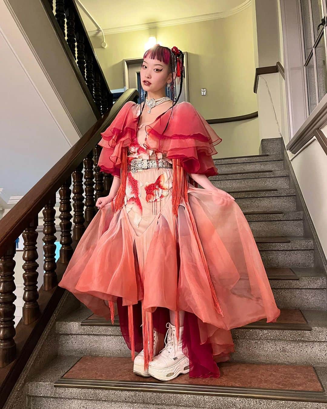 のインスタグラム：「. TOKYO CHEMISTRY in 築地本願寺 🥀⁎⁺˳✧༚ thank you〜😸🫶  最高に楽しかったです！ 久々のライブ！音楽がしみるー！！  夏もそろそろ完全に終わりを迎えようとしていますが 良き秋を感じていきたいです!!  金魚のヒラヒラドレス𓆜𓆝𓇼 🫧༄  stylist: @hizuki__am2.00  @you_tanaka_lr」