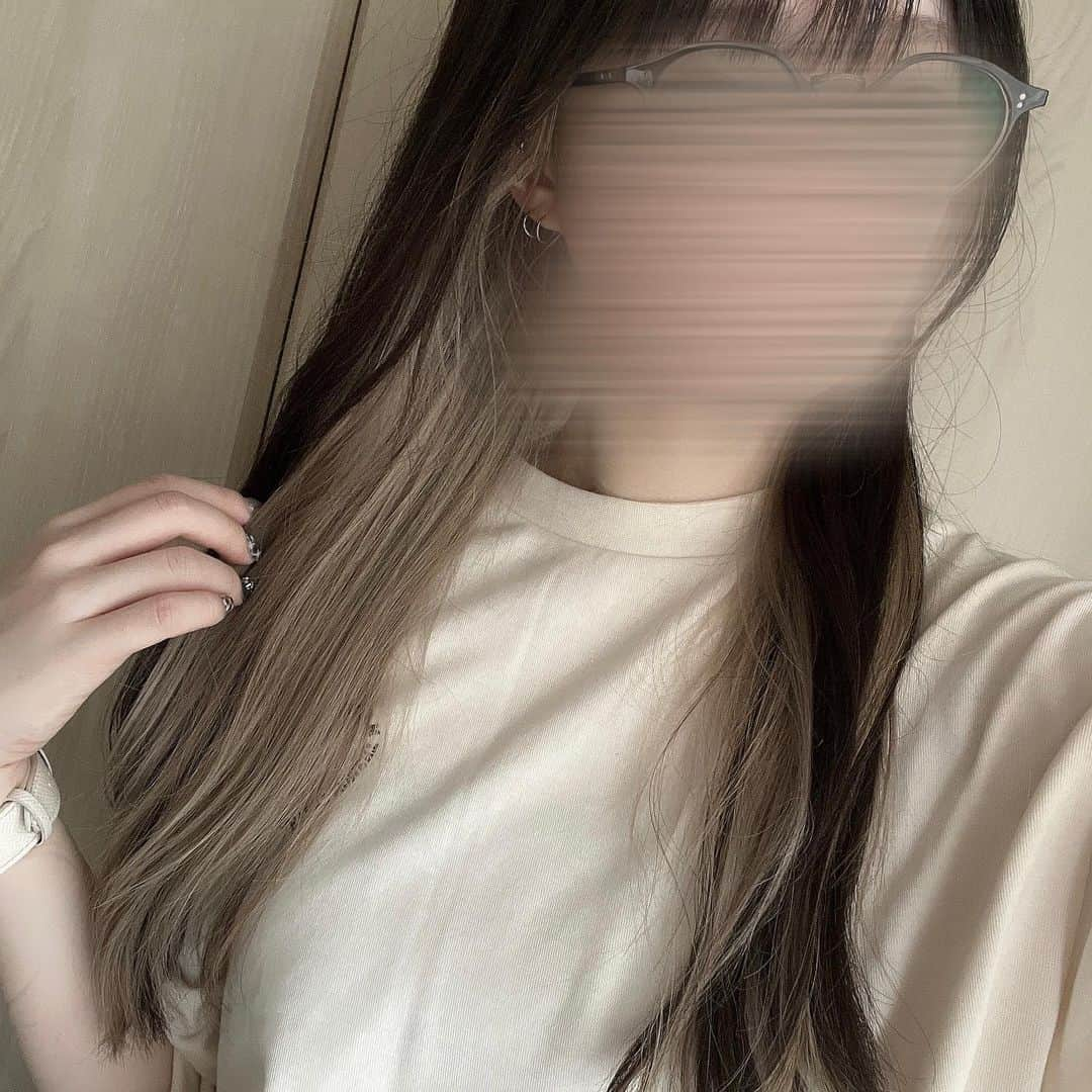 ねぎまさんのインスタグラム写真 - (ねぎまInstagram)「. . 綺麗なホワイトベージュにしてもらったよ💇🏻‍♀️🩵 美容師さん(@ocean_saishu ) . 2枚目は自然光📷 3枚目は無加工で室内からベランダの光入るところだけど、天気悪くてあんまり色伝わらんかも🤔 4枚目後ろ姿📷 . . #インナーカラー #oceantokyo」9月30日 21時07分 - negineginet