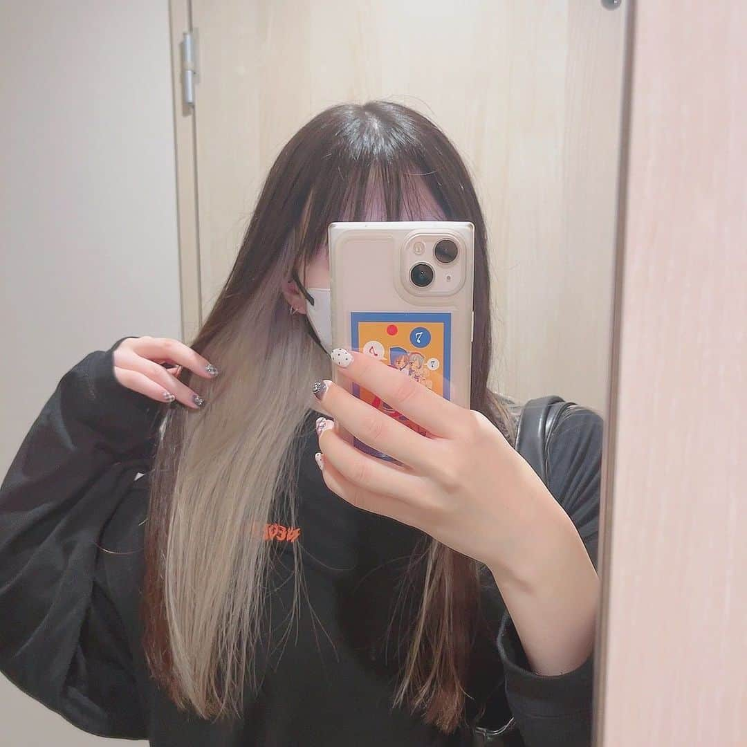 ねぎまさんのインスタグラム写真 - (ねぎまInstagram)「. . 綺麗なホワイトベージュにしてもらったよ💇🏻‍♀️🩵 美容師さん(@ocean_saishu ) . 2枚目は自然光📷 3枚目は無加工で室内からベランダの光入るところだけど、天気悪くてあんまり色伝わらんかも🤔 4枚目後ろ姿📷 . . #インナーカラー #oceantokyo」9月30日 21時07分 - negineginet