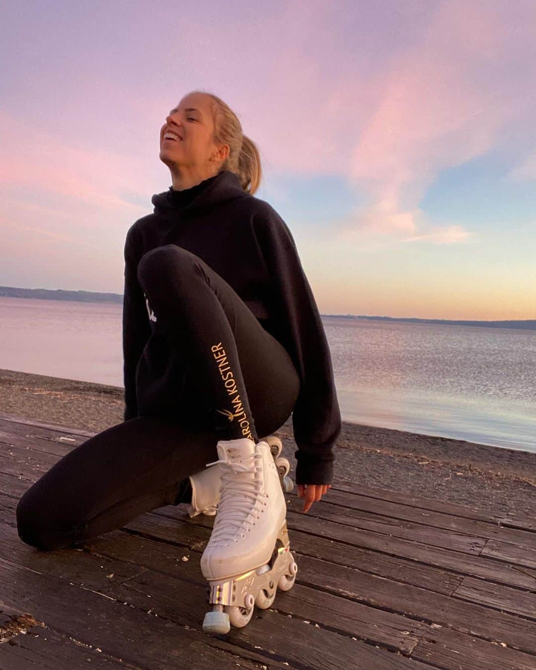 カロリーナ・コストナーのインスタグラム：「Sto aspettando pazientemente che si ghiacci il lago 💁‍♀️ Patiently waiting for the lake to freeze」