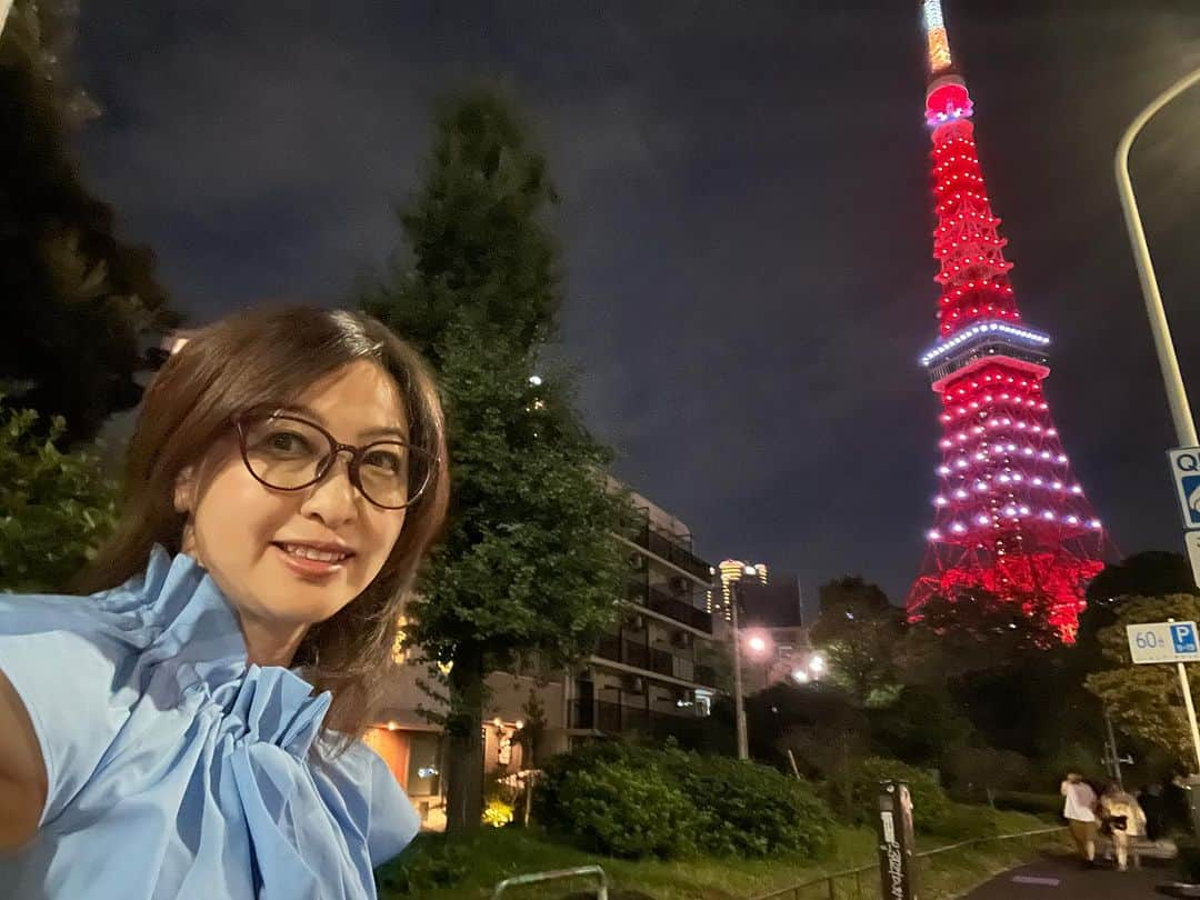 吉田由美のインスタグラム：「今日の東京タワーは、 赤のライトアップ🗼」