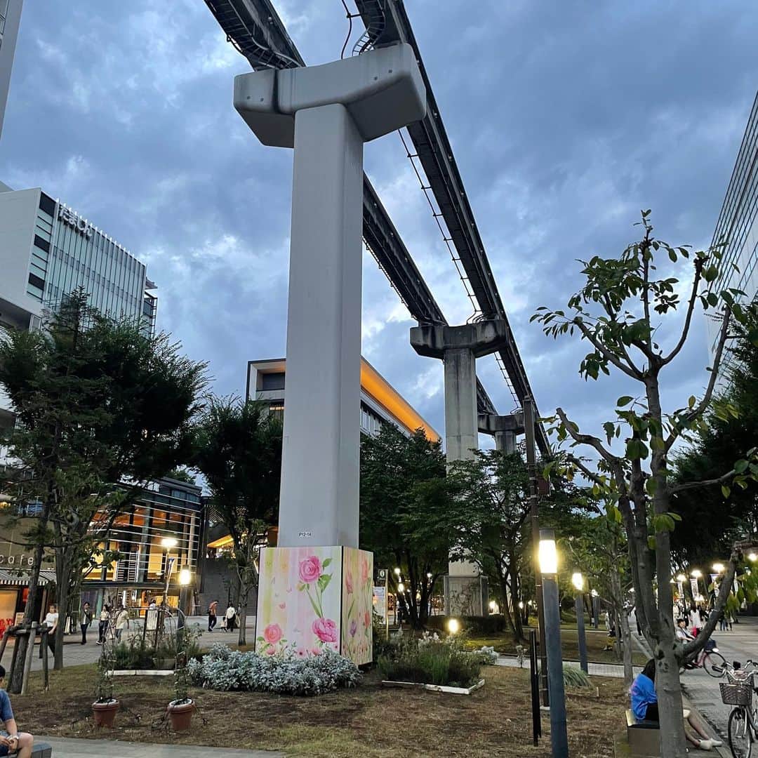 石黒彰のインスタグラム：「今日は長年住み慣れた三軒茶屋を離れた富倉（安生）兄貴と久しぶりに立川で会ってきました。二年ぶりぐらいかな？短い間でしたが昔話にも花が咲き、個人的に嬉しい御報告も出来、とても楽しい時間を過ごしました😊。一緒に写真を撮るのを忘れてしまいましたが、今の立川の変貌ぶりには只々驚くばかりです。国立音大には当時立川経由で通っていたので正に隔世の感があります。特に新しく出来たグリーンスプリングスというエリアが本当に綺麗でオシャレ！デートコースには完璧な場所でしょう😎。」