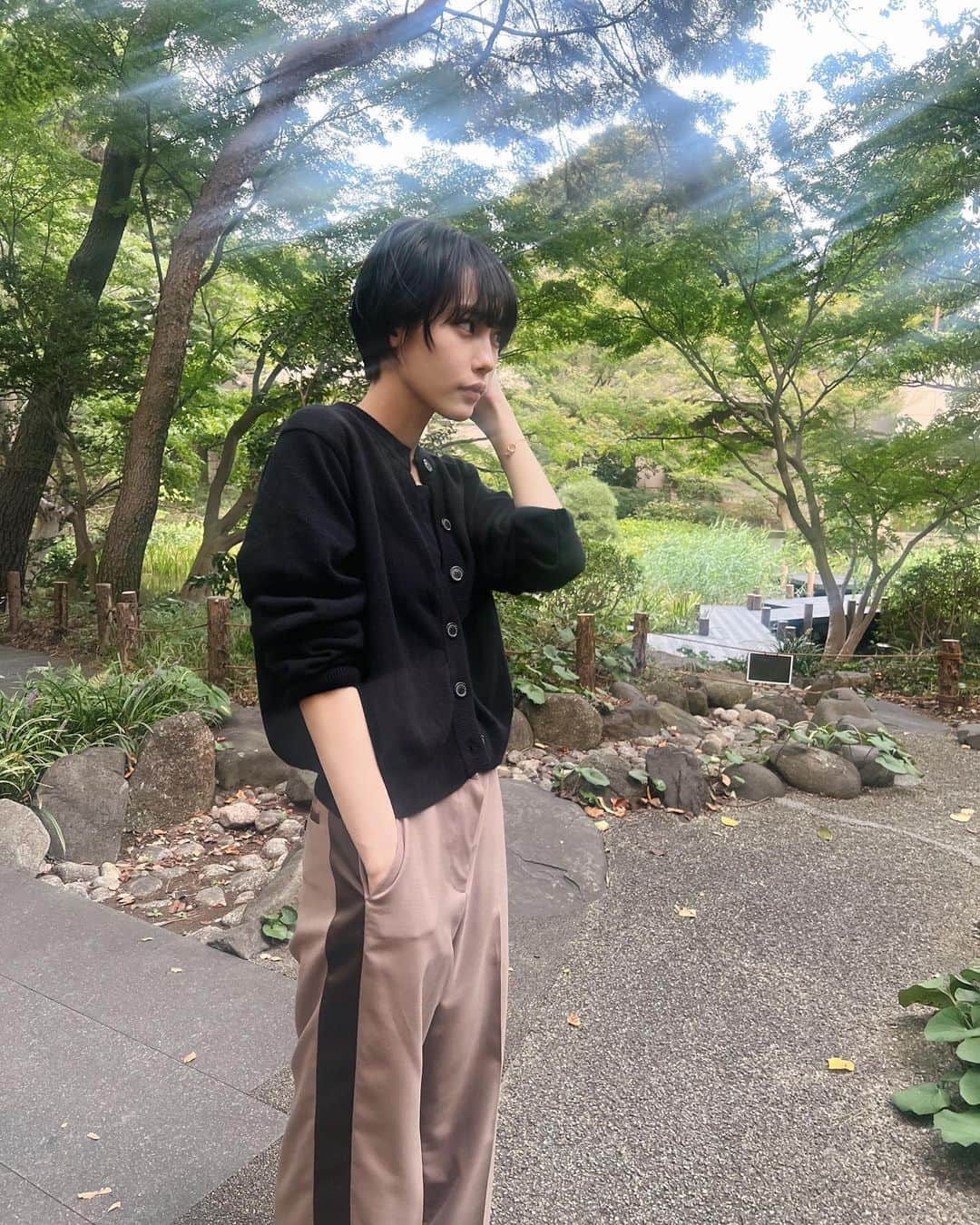 南沙良のインスタグラム：「この季節って何を着るのが正解かわかる方います？？」