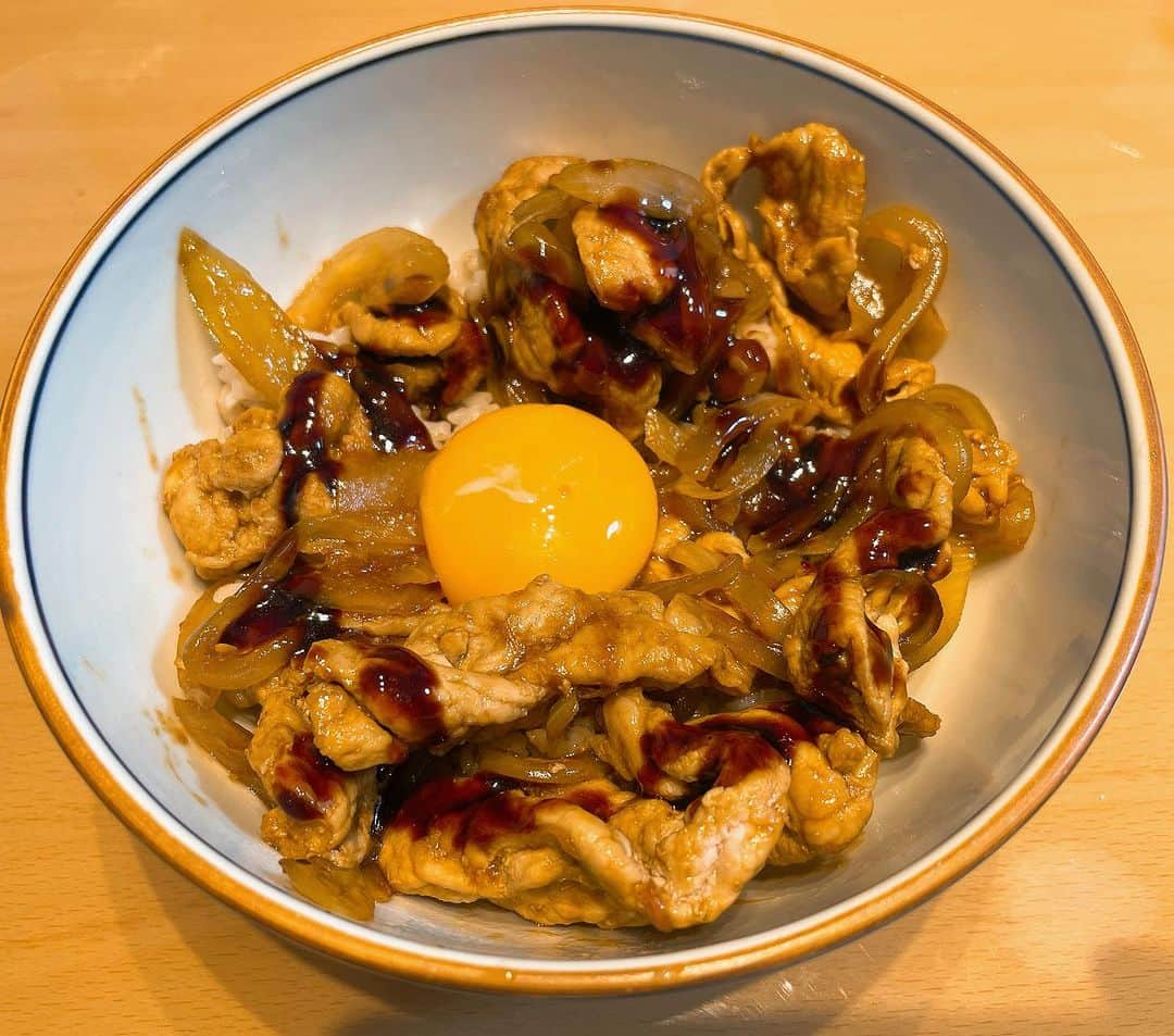 田中亜弥のインスタグラム：「【豚スタミナ丼】 豚もも肉で作ったヘルシーな豚スタミナ丼🍚✨  この豚スタミナ丼の素がとっても美味しいのに低脂質でオススメです💛(表示の1回分は2人前🙌)  ちなみに私は、お肉150gと玉ねぎ🧅に雑穀ごはん150gでいただいています🍴  飽きないようにレパートリーを増やすことがダイエットの秘訣です🧡  #豚スタミナ丼 #豚スタミナ丼の素  #筋肉飯 #筋トレ飯 #ダイエット飯  #ダイエット #筋トレ #食べて痩せる  #食べて綺麗になる  #パーソナルトレーニング #パーソナルトレーニングジム #パーソナルジム  #女性専用 #女性専用ジム  #女性専用パーソナルジム  #女性専用パーソナルトレーニング  #吉祥寺 #吉祥寺駅 #武蔵野市 #キャンペーン実施中」