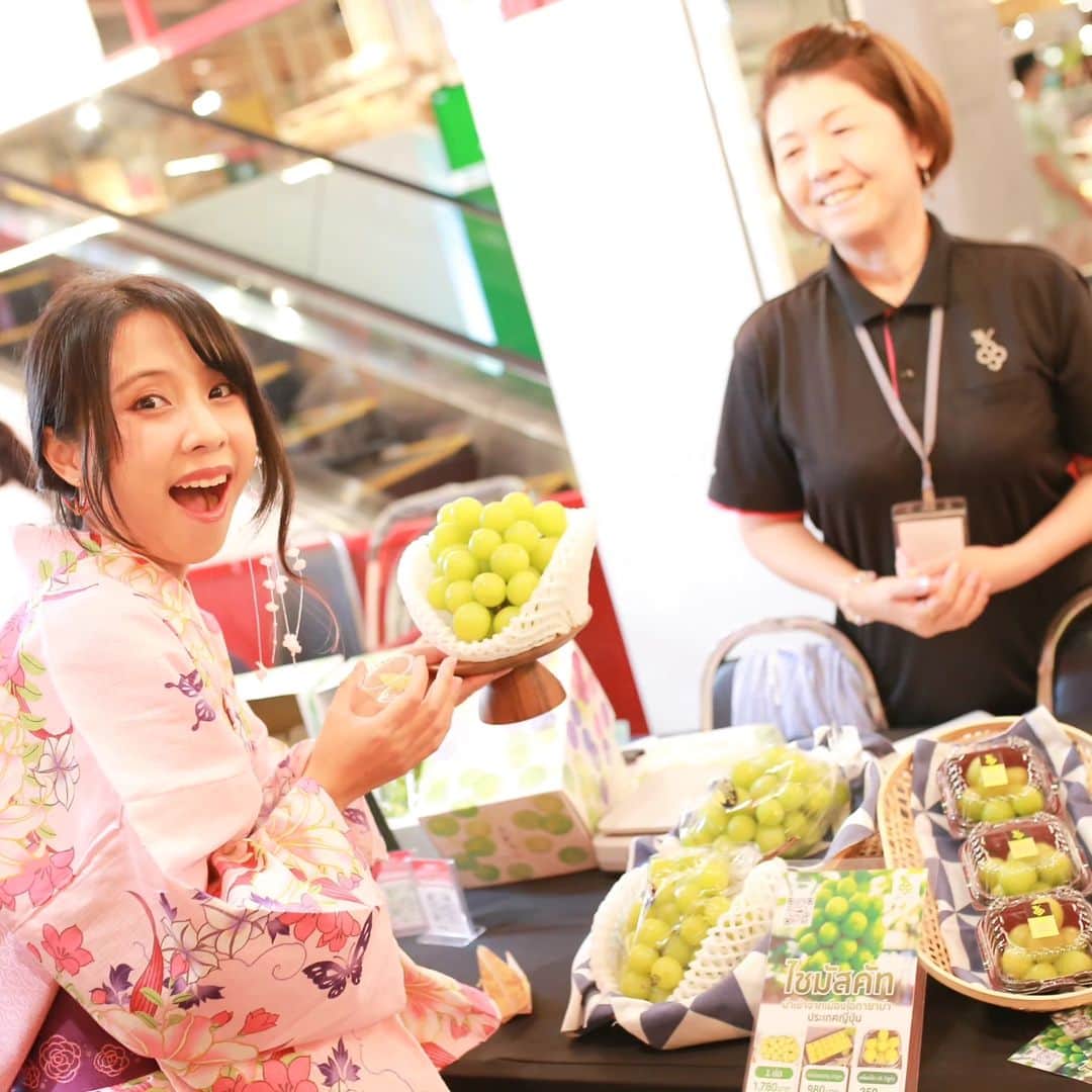 ビーム先生さんのインスタグラム写真 - (ビーム先生Instagram)「ฤดูใบไม้ร่วงที่ไทยใกล้กับที่ญี่ปุ่นเลย !🍁 ไปกินดื่มให้หนำใจ ใต้ต้นเมเปิ้ลสีแดงกัน ! “THE MALL LIFESTORE MOMIJI MATSURI”  เทศกาลใบไม้เปลี่ยนสี ณ เดอะมอลล์ไลฟ์สโตร์ งามวงศ์วาน 29 ก.ย. 66 – 8 ต.ค. 66 นี้ !  งานนี้เหมือนยกญี่ปุ่นจริงๆมาไว้ที่ไทยเลยทีเดียว  พอเข้าฤดูใบไม้ร่วง หลาย ๆ ที่ในญี่ปุ่นก็มักมีเทศกาล  เพราะคนญี่ปุ่นมักจะบอกว่า “ฤดูใบไม้ร่วงคือฤดูแห่งการเจริญอาหาร ！” แต่สำหรับชาวไทยนั้น “ทุกฤดูคือฤดูแห่งการเจริญอาหาร !” 555  🍁อร่อยกับเมนูญี่ปุ่นประจำฤดูกาล  เนื้อวัวมิยาซากิ(อร่อยมากกกกกกกนุ่มละลายขั้นสุด) ปลาคัตสึโอะดองโชยุ , หอยโฮตาเตะย่างเนย , ไดฟุกุองุ่นไชน์มัสคัต และองุ่นไชน์มัสคัตลูกโต ๆ มาจากญี่ปุ่นเลย , โดรายากิไส้ถั่วแดงเกาลัด, ข้าวอบหม้อดิน, ขนมโมมิจิ มันจู และนามะ โมมิจิ จากฮิโรชิม่า   🍁สินค้าที่ระลึกญี่ปุ่น ๆ มากมาย  📸จุดถ่ายรูปดี มีหลายจุดน่ารัก ๆ ใส่ชุดสวย ๆ มาเดินกันนะ สวยฟิน #เหมือนบินไปญี่ปุ่น ถึงที่  🌟ขบวนศิลปิน-ไอดอลกรุ๊ปแบบจัดเต็ม   📌 สิทธิพิเศษ สำหรับสมาชิกบัตรเครดิตอิออน, สมาชิกไทยประกันชีวิต PRIVILEGE, ลูกค้าไทยน้ำทิพย์ และสมาชิก M Card *สอบถามเงื่อนไขเพิ่มเติม ณ จุดแลกรับสิทธิ์ภายในงาน   วันที่ 29 ก.ย. 66 – 8 ต.ค. 66  บริเวณ M EVENT HALL ชั้น G และ M LIFESTYLE HALL ชั้น 1 เดอะมอลล์ไลฟ์สโตร์ งามวงศ์วาน   และชาวท่าพระ เตรียมสัมผัสบรรยากาศเทศกาลใบไม้เปลี่ยนสีแบบนี้ด้วยกัน วันที่ 9 พ.ย. 66 – 15 พ.ย. 66 ณ เดอะมอลล์ไลฟ์สโตร์ ท่าพระ   #THEMALLTHAILAND #THEMALLLIFESTORETHAPRA #THEMALLLIFESTORENGAMWONGWAN #THEMALLLIFESTOREMOMIJIMATSURI   BeamSensei」9月30日 21時10分 - beamsensei