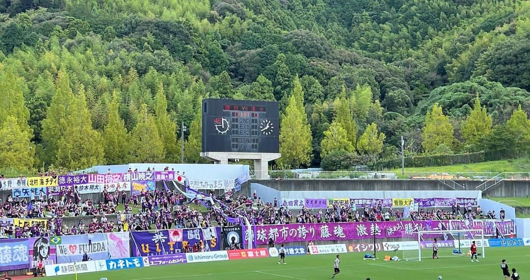 松下翔太郎さんのインスタグラム写真 - (松下翔太郎Instagram)「・ ・ 【J2第37節 藤枝MYFC2-0清水エスパルス】 今日は取材へ⚽️ 前回はエスパルスが5-0で大勝、今回はMYFCの快勝！ スタジアムが沸く歓喜のリベンジでした！🟣  一方のエスパルス。 秋葉監督と選手が課題に挙げたのが「意思統一」。  「今はどう攻めるべきか」  強力な個性を持つ選手達がいて、攻撃手段も豊富！ やってきたことの中からベストな選択ができるようにと 選手達は振り返っていました。  14戦負けなしだった中、15試合ぶりの黒星。 J1復帰へのラストスパートへ"残りは5試合"🟠  秋葉監督「黙って、歯食いしばってやるしかない」  次節は、ジュビロとの大一番です！  #Ｊリーグ #myfc#藤枝#藤枝MYFC #spulse#静岡#清水#清水エスパルス #静岡三国決戦#静岡ダービー」9月30日 21時10分 - shotaro_matsushita_