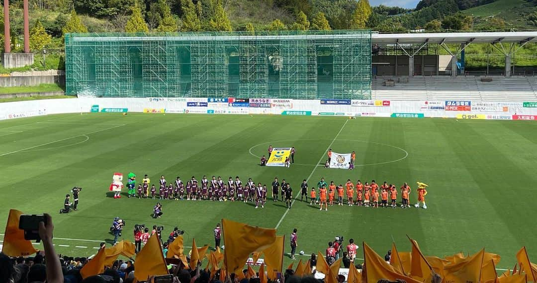 松下翔太郎さんのインスタグラム写真 - (松下翔太郎Instagram)「・ ・ 【J2第37節 藤枝MYFC2-0清水エスパルス】 今日は取材へ⚽️ 前回はエスパルスが5-0で大勝、今回はMYFCの快勝！ スタジアムが沸く歓喜のリベンジでした！🟣  一方のエスパルス。 秋葉監督と選手が課題に挙げたのが「意思統一」。  「今はどう攻めるべきか」  強力な個性を持つ選手達がいて、攻撃手段も豊富！ やってきたことの中からベストな選択ができるようにと 選手達は振り返っていました。  14戦負けなしだった中、15試合ぶりの黒星。 J1復帰へのラストスパートへ"残りは5試合"🟠  秋葉監督「黙って、歯食いしばってやるしかない」  次節は、ジュビロとの大一番です！  #Ｊリーグ #myfc#藤枝#藤枝MYFC #spulse#静岡#清水#清水エスパルス #静岡三国決戦#静岡ダービー」9月30日 21時10分 - shotaro_matsushita_