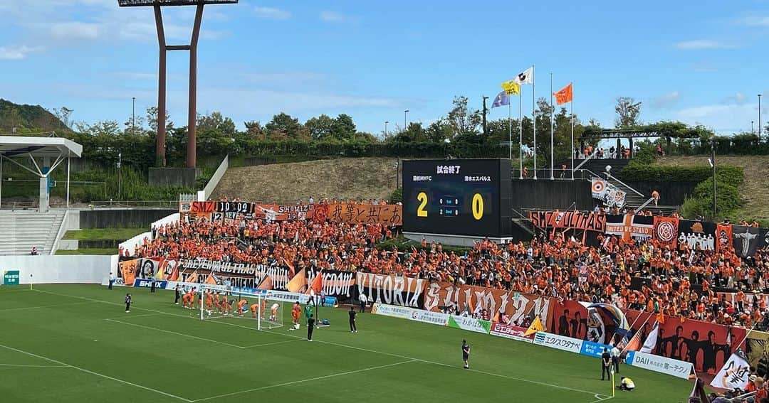 松下翔太郎さんのインスタグラム写真 - (松下翔太郎Instagram)「・ ・ 【J2第37節 藤枝MYFC2-0清水エスパルス】 今日は取材へ⚽️ 前回はエスパルスが5-0で大勝、今回はMYFCの快勝！ スタジアムが沸く歓喜のリベンジでした！🟣  一方のエスパルス。 秋葉監督と選手が課題に挙げたのが「意思統一」。  「今はどう攻めるべきか」  強力な個性を持つ選手達がいて、攻撃手段も豊富！ やってきたことの中からベストな選択ができるようにと 選手達は振り返っていました。  14戦負けなしだった中、15試合ぶりの黒星。 J1復帰へのラストスパートへ"残りは5試合"🟠  秋葉監督「黙って、歯食いしばってやるしかない」  次節は、ジュビロとの大一番です！  #Ｊリーグ #myfc#藤枝#藤枝MYFC #spulse#静岡#清水#清水エスパルス #静岡三国決戦#静岡ダービー」9月30日 21時10分 - shotaro_matsushita_