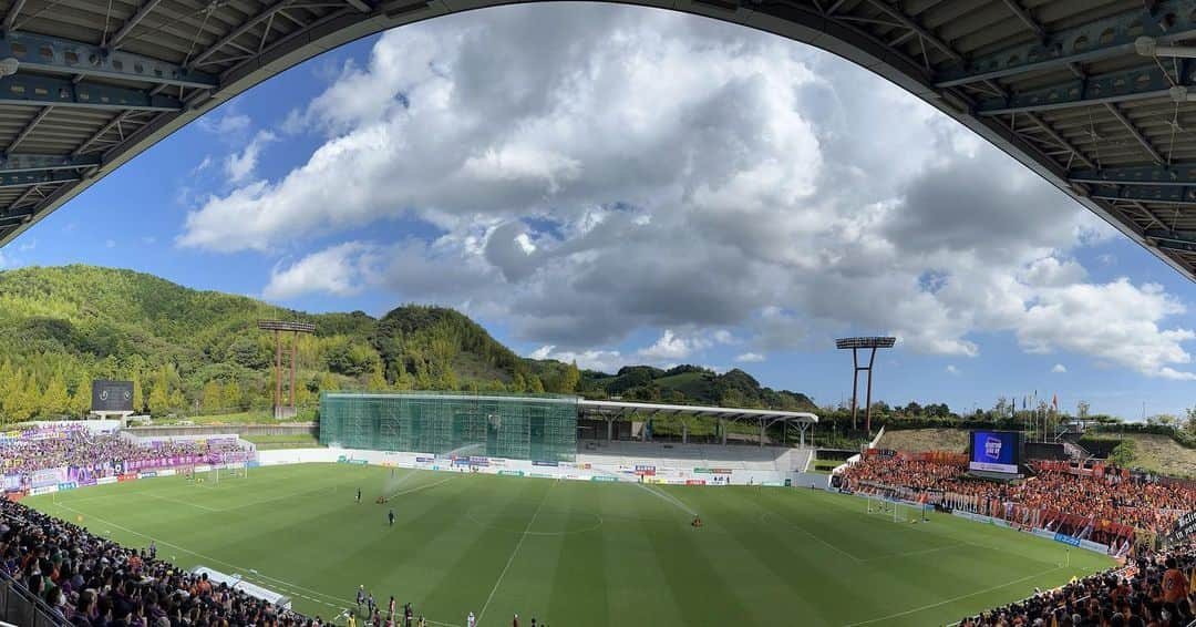 松下翔太郎のインスタグラム：「・ ・ 【J2第37節 藤枝MYFC2-0清水エスパルス】 今日は取材へ⚽️ 前回はエスパルスが5-0で大勝、今回はMYFCの快勝！ スタジアムが沸く歓喜のリベンジでした！🟣  一方のエスパルス。 秋葉監督と選手が課題に挙げたのが「意思統一」。  「今はどう攻めるべきか」  強力な個性を持つ選手達がいて、攻撃手段も豊富！ やってきたことの中からベストな選択ができるようにと 選手達は振り返っていました。  14戦負けなしだった中、15試合ぶりの黒星。 J1復帰へのラストスパートへ"残りは5試合"🟠  秋葉監督「黙って、歯食いしばってやるしかない」  次節は、ジュビロとの大一番です！  #Ｊリーグ #myfc#藤枝#藤枝MYFC #spulse#静岡#清水#清水エスパルス #静岡三国決戦#静岡ダービー」