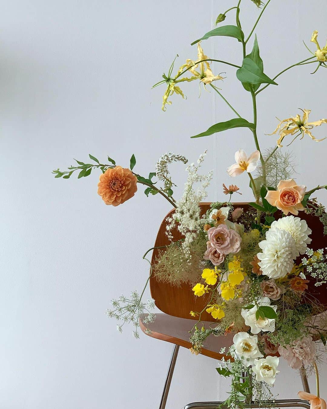 플로리스트 이주연 florist Lee Ju Yeonのインスタグラム：「. . chair decoration 👒 . #체어장식 #chairdecoration .  바네스플라워 VANESS FLOWER . Katalk 채널 바네스플라워  kakao ID vaness52  E-mail vanessflower@naver.com . Paypal payment possible . 서울시 중구 청파로464 브라운스톤서울 101동2806호 📞02-545-6813」
