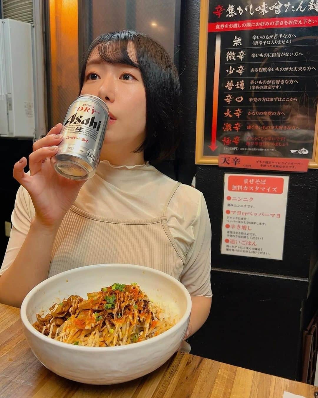 蒼井まやのインスタグラム：「. 今日はどこへ行こうか 今日はどこで飲もう？か？  ハピネスを求めて到着したのは…そう！神保町！ ラーメンより、まぜそばやつけ麺が好きなわたし。 なんていうかたぶん、麺が好き。小麦粉が好き。 辛さが選べるジャンクなまぜそばがあると聞いて♡  《一向》 @hitasura_shouka   ひたすらって読みます！ お地蔵さまがロゴに入っていて 店内にもたくさんお地蔵さまいて優しい気持ちになる。 本日いただいたのはこちらのメニュー♡  🍜辛焦がしラー油まぜそば 980円  辛さは9段階から選べて🌶️ 無、微辛、少辛、普通、辛口、大辛、激辛 ここまでは無料で辛さが選べる！ 8段階目の極辛は（＋150円）で一番辛い段階だったんだけど なんと「天辛」というものが登場したらしく こちらは（＋350円）で数量限定だそうです。 キャロライナリーパーが入っているみたいで！ 本気で自信のある方は食べてみてください（震え）  わたしはかなり辛いものには耐性があるのですが 初めてのお店では程々で頼むことにしているので（残したくないので） 6段階目の「大辛」にしてみました🌶️  . 無料カスタマイズも好きなだけ選べて ・ニンニク ・マヨorペッパーマヨ ・追いごはん わたしはニンニクとペッパーマヨを🧄 次の日の仕事？そんなん知らん知らん  . 蒸し暑い日だったので耐え切れずビールを… ラーメン屋さんで飲む缶ビール好きなの分かる人いない？ アサヒスーパードライが最高に美味しい🍻  お通し的なおつまみのチャーシューをつまみながら飲んでると 大きなお鍋で野菜炒めのようなものをつくっている！ これがまぜそばの上に乗るらしい！わくてか！ この香りで飲めちゃうだな！  ビールが無くなる前にやってきた どーんと大きな器で登場するまぜそばさん♡  唐辛子の辛さとニンニクとお醤油の香りが立ち込めて非常にジャンキー… ううううん。こりゃあたまらんすな。 しっかりまぜまぜしていざ！いただきまーす！  キャベツ、もやし、豚バラやナッツ… いろんな具材が入ってて楽しい♡ 辛さとパンチのあるニンニクがガツンと来るけど ペッパーマヨでかなりまろやかに！ マヨを追加するなら1段階上の辛さでもいけそう！  極太麺がよーくよく絡んで 全ての具材や味がうまいことまとまっている！ すごい…まぜそばとはこういうものですな…  もう、ウマすぎて必死にすするわたし。 量はかなりあるけどお箸止まらないしむしろ食欲が増す。 気付いたらあっという間に完食してた…  . わたしはウマいもののために一年中ダイエットしてるのですが ここ最近はかなり気合い入れてたので 追いごはんはやめるつもりだったんです。 だったんです。 が こんなの耐えられるわけないじゃないですか。  食べ終わって残ったタレにほんのちょこっとだけごはんを🍚  はあああああああ… これだよこれ… タレ残したら勿体無いんだってば。 追いご飯必須なんだってば。 まぜそばの醍醐味、ココに極まれり。  . 久しぶりに美味しいまぜそばいただきました。 ご馳走さまでした。  🎪一向 📍東京都千代田区神田神保町2-4-11 松好ビル 1F 🚃神保町駅 徒歩2分  PR @hitasura_shouka #焦がし #まぜそば #激辛 #辛焦がし #神保町ラーメン #水道橋ラーメン #神保町まぜそば #東京まぜそば #神保町グルメ #神保町ランチ #神保町ディナー #水道橋グルメ #水道橋ランチ #水道橋ディナー #まぜそば好きな人と繋がりたい #まぜそば大好き #まぜそばグラム #まぜそば好き #ラーメン屋で飲み #ラーメンとビール #ラーメン女子 #ラーメン女子部 #ごちそうさまチャレンジで飢餓をなくそう #ごちそうさまチャレンジ」