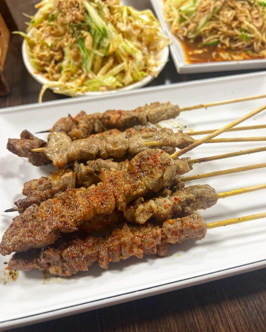 Atsushiさんのインスタグラム写真 - (AtsushiInstagram)「. . すでにバンコクに居ますが、 台北ではずっも気になっていた場所、 小喬新疆羊肉串へ行ってきました！  めちゃローカルなお店で、英語は通じませんが、 お店の方はとても親切なので、 なんとかなります（笑）  柔らかくてスパイスの効いた羊肉串。 くさみは全くなく止まらない美味しさでした。 骨付きの羊肉を煮込んだクリアなスープも美味。 なかなか日本だと食べられない味です。  入り口にオーダーシートがあるので（最後の写真） 一枚取ってから、空いているテーブルへ。 シートにテーブル番号とオーダーを書きます。 ドリンクはセルフサービス。 漢字なのでなんとなくわかるし、 あとはGoogle翻訳で。  I've always wanted to go to lamb skewers in Taipei. The tender lamb skewers with spices were so delish!!!  #小喬新疆羊肉串 #台北美食 #台北グルメ #taipeifood #taipeifoodie」9月30日 21時13分 - atsushi_416