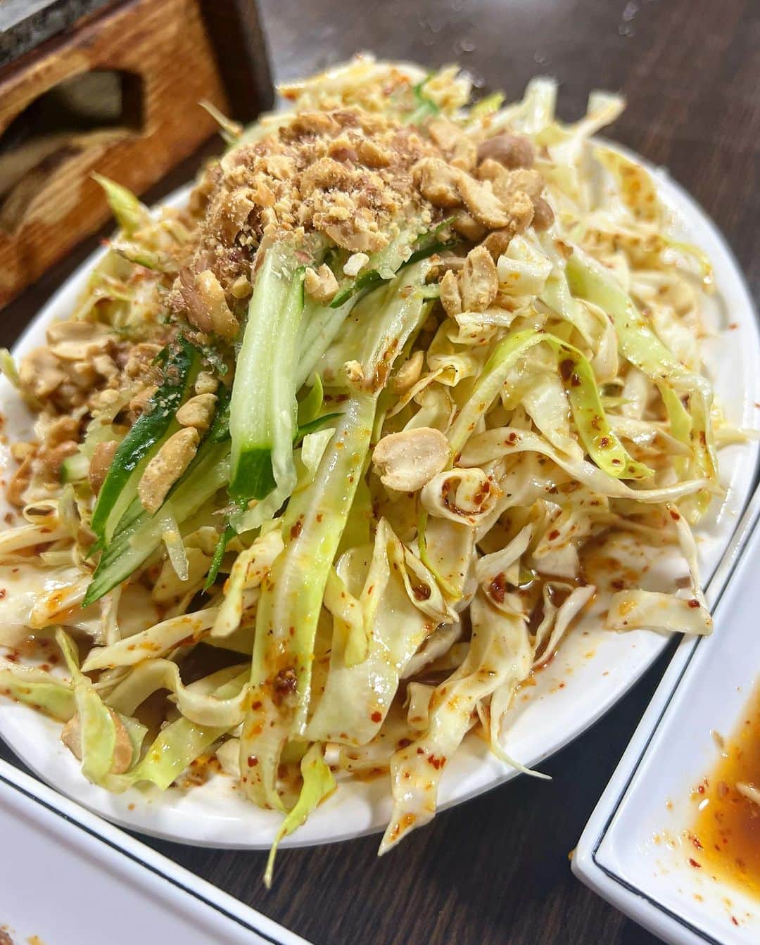 Atsushiさんのインスタグラム写真 - (AtsushiInstagram)「. . すでにバンコクに居ますが、 台北ではずっも気になっていた場所、 小喬新疆羊肉串へ行ってきました！  めちゃローカルなお店で、英語は通じませんが、 お店の方はとても親切なので、 なんとかなります（笑）  柔らかくてスパイスの効いた羊肉串。 くさみは全くなく止まらない美味しさでした。 骨付きの羊肉を煮込んだクリアなスープも美味。 なかなか日本だと食べられない味です。  入り口にオーダーシートがあるので（最後の写真） 一枚取ってから、空いているテーブルへ。 シートにテーブル番号とオーダーを書きます。 ドリンクはセルフサービス。 漢字なのでなんとなくわかるし、 あとはGoogle翻訳で。  I've always wanted to go to lamb skewers in Taipei. The tender lamb skewers with spices were so delish!!!  #小喬新疆羊肉串 #台北美食 #台北グルメ #taipeifood #taipeifoodie」9月30日 21時13分 - atsushi_416