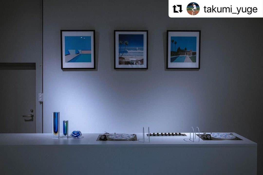 永井博さんのインスタグラム写真 - (永井博Instagram)「#Repost @takumi_yuge with @use.repost ・・・ 来週金曜日にDJをして下さる方々は、まず、世界でも屈指のブラックミュージックのコレクターでもある、永井博氏 @hiroshipenguinjoe そして、スタイリッシュで都会的なDJのエイタ。　@eita_godo 、更には、僕も良く知らない謎の男、#今日のヤス でお馴染みの　@yasuuuuuuuuuuuu  でお届け致します。  「AOR」Reception partyのご案内  ---------------------------------------------- この度、デザイナー弓削匠が手掛けるブランドAdult Oriented Robesは、10月7日（土）に初の路面店「AOR」をオープン致します。  レコードブティックAdult Oriented Recordsから派生したファッションブランドとして、2020年にローンチしたAdult Oriented Robesは、 「音楽との共存」をブランドコンセプトとして掲げてきました。 同店では、ブランドのフルコレクションに加え、Compact Discという、ある意味では忘れ去られた音楽メディアに敢えて焦点を当て、 CDでしか聴けない素晴らしい音楽を紹介して行くと共に、デンマークのハイエンドオーディオメーカーBang & Olufsen（バング & オルフセン）が、90年代に発表したアイコニックなCDプレイヤーを含むギャラリーを併設致します。#Repost @takumi_yuge with @use.repost ・・・ 来週金曜日にDJをして下さる方々は、まず、世界でも屈指のブラックミュージックのコレクターでもある、永井博氏 @hiroshipenguinjoe そして、スタイリッシュで都会的なDJのエイタ。　@eita_godo 、更には、僕も良く知らない謎の男、#今日のヤス でお馴染みの　@yasuuuuuuuuuuuu  でお届け致します。  「AOR」Reception partyのご案内  ---------------------------------------------- この度、デザイナー弓削匠が手掛けるブランドAdult Oriented Robesは、10月7日（土）に初の路面店「AOR」をオープン致します。  レコードブティックAdult Oriented Recordsから派生したファッションブランドとして、2020年にローンチしたAdult Oriented Robesは、 「音楽との共存」をブランドコンセプトとして掲げてきました。 同店では、ブランドのフルコレクションに加え、Compact Discという、ある意味では忘れ去られた音楽メディアに敢えて焦点を当て、 CDでしか聴けない素晴らしい音楽を紹介して行くと共に、デンマークのハイエンドオーディオメーカーBang & Olufsen（バング & オルフセン）が、90年代に発表したアイコニックなCDプレイヤーを含むギャラリーを併設致します。 また、ギャラリーでは永井博氏のジークレー作品を世界初の常設展示販売を行います。  オープンに先立ち、2023年10月6日（金）の18:00〜21:00で、レセプションパーティーを開催する運びとなりましたのでご案内させていただきます。 当日は、OPEN BOOKが提供するレモンサワーのご用意、永井博氏などのDJパフォーマンスを予定しております。  是非この機会に「AOR」の世界観に触れて頂けますと幸いです。  AORは常に洗練された音楽と共にあります。  「AOR」Reception party 開催日時：10月6日（金）18：00-21:00  開催場所：〒153-0042東京都目黒区青葉台3-18-10 カーサ青葉台1F https://maps.app.goo.gl/zP9Qpitf8X3wqsiN6 また、ギャラリーでは永井博氏のジークレー作品を世界初の常設展示販売を行います。  オープンに先立ち、2023年10月6日（金）の18:00〜21:00で、レセプションパーティーを開催する運びとなりましたのでご案内させていただきます。 当日は、OPEN BOOKが提供するレモンサワーのご用意、永井博氏などのDJパフォーマンスを予定しております。  是非この機会に「AOR」の世界観に触れて頂けますと幸いです。  AORは常に洗練された音楽と共にあります。  「AOR」Reception party 開催日時：10月6日（金）18：00-21:00  開催場所：〒153-0042東京都目黒区青葉台3-18-10 カーサ青葉台1F https://maps.app.goo.gl/zP9Qpitf8X3wqsiN6」9月30日 21時13分 - hiroshipenguinjoe