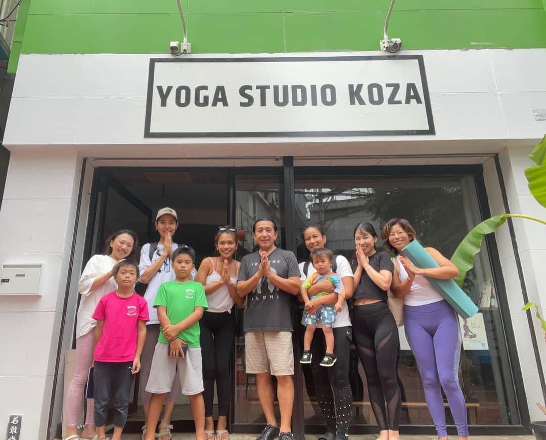 Ken Harakumaのインスタグラム：「ケンハラクマ沖縄ヨガイベント @yogastudiokoza  @riyokoyoga  コザ地区にあるYOGA STUDIO KOZAでの初のヨガ講座、ご参加いただいた皆さん、Riyokoちゃんありがとうございました❣️ @international_yoga_center  #沖縄  #ヨガ  #アシュタンガヨガ  #瞑想  #マインドフルネス  #シニアヨガ  #ゆるやかヨガ  #ケンハラクマ」