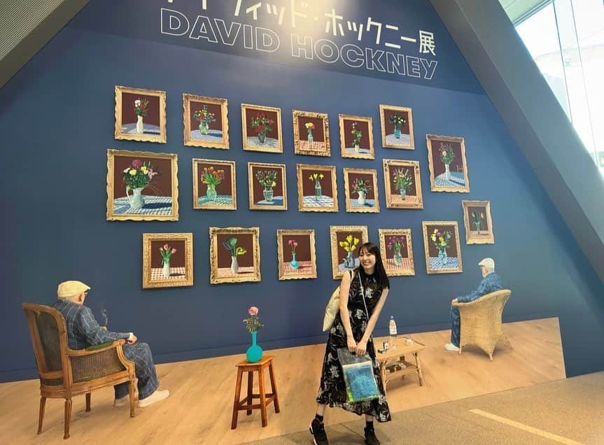 松井咲子のインスタグラム：「夏が終わる頃行ったホックニー展  年齢関係なくやりたいことをやる！というその姿勢がギラギラでかっこよかったな〜 絵画はもちろん、iPadのタイムラプスで観る制作過程もうっとり。ずっと観てたかった  ホックニー然りホドロフスキーやデヴィッドバーンとかセンス溢れるイケイケおじいちゃんだいすき！  グッズもたくさん買った〜！  #davidhockney #デイヴィッドホックニー展  #東京都現代美術館」