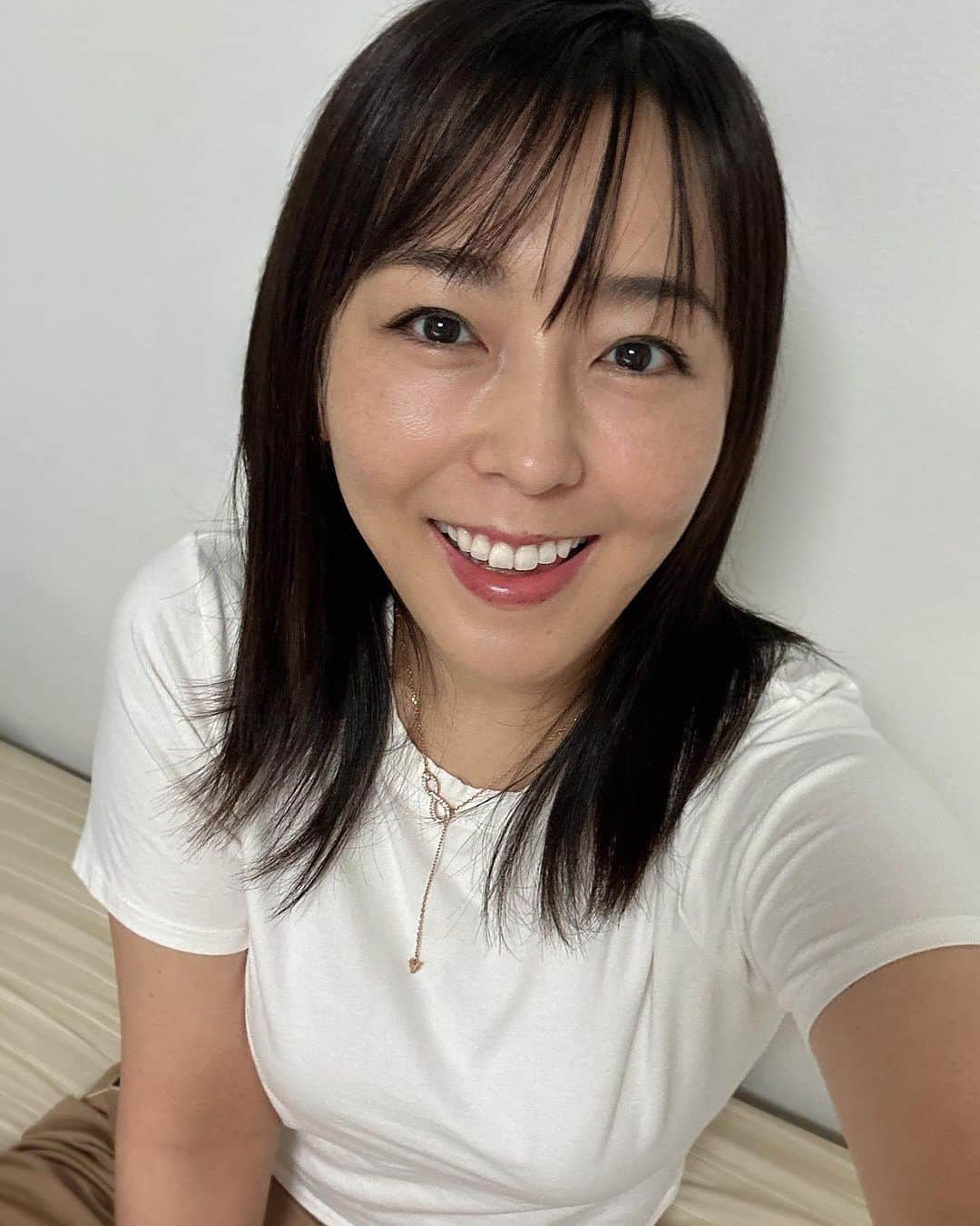 伊藤えみのインスタグラム：「今月は全くと言っていいほど自分にカメラ向けなかったから、月の終わりに帳尻合わせるべく自分撮りしまくったよ🤳これらの写真を「帳尻合わせるふぃー」と呼ぶのはどうだろうか？  #ご無沙汰 #久しぶり #自分撮り #どれ載せよう #全部載せよう #伊藤えみ #emiito  #selfie」