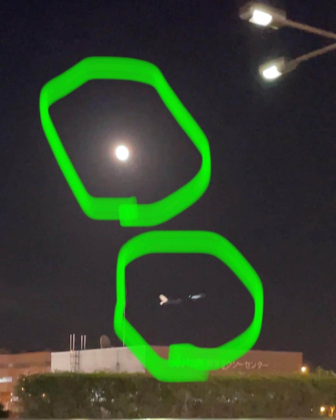 橋本志穂さんのインスタグラム写真 - (橋本志穂Instagram)「夫を迎えに羽田に行く途中、 たくさんお月見‼️ せっかちな夫がいたら 急いで帰るって写真撮るのに時間なんかさいてくれないので 早めに行って、 コンビニの駐車場でお月見。 そしたらね、月の中に飛行機が入って飛んでる‼️ えーーーっ😳すごい これは撮らなきゃ‼️と 随分粘ってみたけど、、 それ以降、月はどんどん上に上がっていくし、、、 飛行機と重なることはなくてー。  飛行機が滑走路から駐機場に移動始めたと聞き、 コンビニ出てターミナルへ。 ターミナルでも 飛行機と月、、、の映像に何度かチャレンジしたけど、、、 難しいねー😓  そうこうしてたら夫が出てきた。  そうそう、 ちょっと前に 夫の大阪から帰ってくる時間に合わせて、北海道から帰る飛行機をとったのに、 夫の飛行機にトラブルがあって〜 空港で長時間待つことになったけど 待たなきゃよかったーって書いたでしょ。 待たなきゃよかったと思った理由 ショックすぎてかかずにいたけど、 ちょっと時間経ったから書いちゃう。  そう、私は千歳からのANA便の羽田到着から2時間、、 携帯のバッテリー残量とのたたかいで、椅子もないフリースペースに1時間半、立ったまま 夫の到着を待ってたの。 待ってるよとLINEもしてて それも既読になってたのに、、、  まさかのー 夫、私を探しもせず、1人で帰ってたっていう。。。  便名から、出てくるゲートも調べて、扉の前で待ってたのに、、、 別の扉から サッサと出て、私を探さず帰ってたと言う。。  いつまで経っても出てこないので「どこにいるの？」と電話したら、「駐車場出るとこ」ですって。  あまりのショックに、 そこから30分、へたり込んで動けずにいた私です。  あぁ、了解。私はターミナルにいるから迎えにきてーって言えばいいだけのことなんだけどね、、、 今日みたいに車で迎えに来たり来てもらったりで、車を停められるコンビニなんかで待機して 時間になったら、ターミナルに向かってササっと乗って帰る〜 そんなことはしょっちゅうだけど、 お互いが、どこかから羽田に戻ってきて「ただいまー」「おかえりー」みたいなことって、、 滅多にない、というか、初めてのことで、、 犬が飼い主さん見つけた時尻尾振って喜ぶーみたいな図 やってみたかったから2時間待ったのに、 おいてくって、そりゃないぜーっていう絶望感‼️  まぁ、あれから数日経って、 乗り越えたけどねー。  私がどこでどうやって待ってるかなって気にしてくれたら、 飛行機降りて 一回もスマホ開かず車まで行っちゃうなんてこと、 無いんじゃない❓って思うと 悲しくて、辛かったんだー。  翌日も早くからゴルフだったから 本当はとっとと帰って支度して休みたかったんだけどねー。  だけど、そんな挫折感を味わっても、 また迎えにいくし、 待ってるし、 月が綺麗だなって思えるのって 幸せだよね。  ちゃんちゃん  #月 #絶望 #入れ違い」9月30日 21時19分 - shihohashimoto3