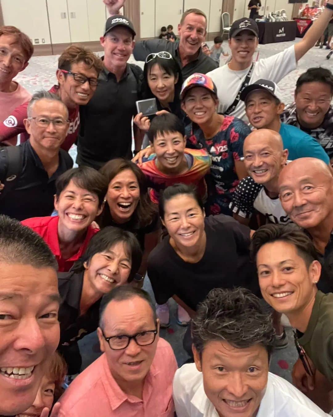 上田藍さんのインスタグラム写真 - (上田藍Instagram)「. ❤️🙌❤️🙌❤️🙌❤️🙌❤️🙌❤️🙌❤️  We Love❤️Triathlon.🤗 #triathlon #love  ❤️🙌❤️🙌❤️🙌❤️🙌❤️🙌❤️🙌❤️  明日10/1(日)に、滋賀県守山にて開催される【第3回 LAKE BIWA TRIATHLON 】に出場をされる、トライアスロンを愛する大先輩の皆さん、そして、歴史を築いてこられたレジェンドの皆さんと、今日はトークショーに参加させて頂きました🤗✨濃厚な時間をありがとうございました🌟  明日は参加される全ての方と、トライアスロンの魅力をじっくり味わってきたいと思います💪✨(私はリレーの部の、ランパートを走らせていただきます🏃🌿)  来週に出場する、マレーシア🇲🇾で開催される【IRONMAN70.3ランカウイ大会】に向けて、パワーを吸収させてもらいたいと思います☀️  笑顔のフィニッシュに向けて、一緒に頑張りましょう🌠 宜しくお願いいたします。  #トライアスロン #レジェンドの皆さん #パワフル✨ #集合写真です🙌💓 #レイクビワトライアスロン大会 #上田藍 #感謝🌿」9月30日 21時21分 - ai_love_tri