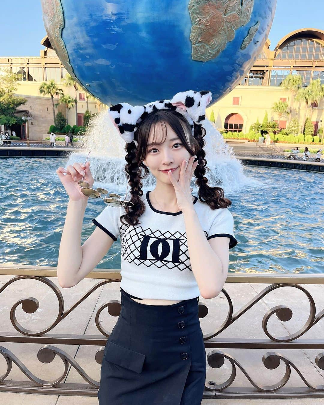 水澤彩佳のインスタグラム：「⁡ ⁡ 本日シーに行きました🐩📰♟ ⁡ 写真がありすぎて選びきれないので まずはピン写から載せます、、笑 ⁡ ストーリーのせたら、 お友達から本当にた〜くさん コメントもらって嬉しい〜(̨̡ ･ ･̥ )̧̢🩶 ⁡ ぜひ投稿にもコメントください、、💭🫰🏻 ⁡ ⁡ ⁡ ⁡ ⁡  #ディズニーコーデ  #ディズニーシー  #ディズニーフォト #ディズニーカチューシャ #ディズニーフォトスポット  #スナイデル  #snidel  #101匹わんちゃんコーデ  #101匹わんちゃん」