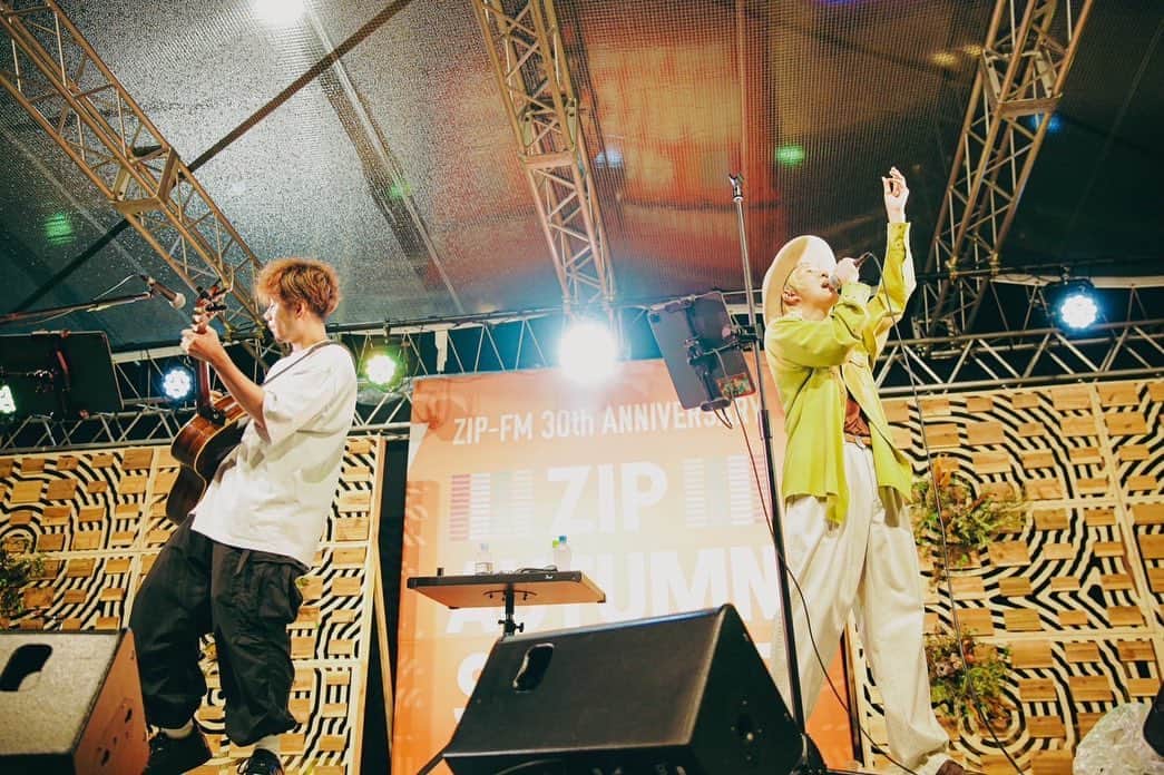 山田義孝さんのインスタグラム写真 - (山田義孝Instagram)「💥💥💥 秋酒祭ありがとうございました✌︎ 今夜出逢えた最高の時間に感謝します✨  写真　松本いづみ @mini12du   沢山用意していたCDも全て完売🥹 手にできなかった皆様すみません。 またの機会にどうぞよろしく。 何よりも出逢えてよかった。 #ZIPFM30周年おめでとうございます #秋酒祭」9月30日 21時27分 - yamadayositaka