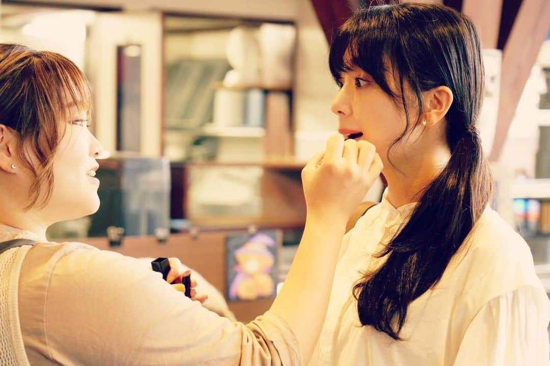 石原夕里朱のインスタグラム：「Makeup♡ ⁡ メイクさんに ⁡ リップを塗っていただく時に ⁡ スイッチが入ります📸 ⁡ お気に入りのオフショット☺️💕 ⁡ ヘアメイクの葵ちゃん @uw_aoi_hairmake  ⁡ 毎日早朝からありがとうございました🥺☀️ ⁡ 来月の撮影も楽しみ❤️ ⁡ #photoshooting #shooting #freemodel #model #offshot #candids #behind #hairmake #makeup #instagood #photooftheday #instadiary #撮影 #広告撮影 #モデル #撮影モデル #広告モデル #フリーモデル #フリーランスモデル #オフショット #ヘアメイク #비하인드 #📸」