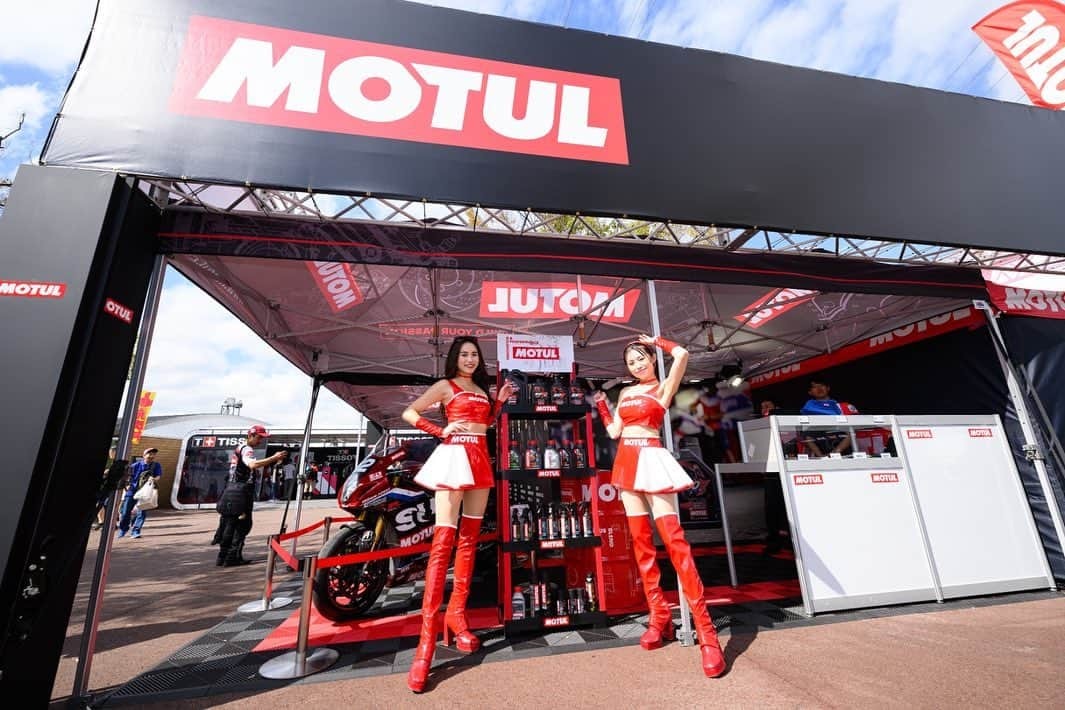 MOTUL Japanさんのインスタグラム写真 - (MOTUL JapanInstagram)「【MOTUL GRAND PRIX OF JAPAN】 . MotoGP™ MOTUL GRAND PRIX OF JAPANがモビリティリゾートもてぎにて開催中。 . グランドスタンドエリアでは製品を紹介するMotulブースを展開。 . 10/1も青木宣篤さんを招いてのトークショーを開催。 MOTUL Circuit Ladyもブースに登場します。 . また、駐車場エリアではMC Careシリーズをご体感いただける”Motul Pit Stop”を開催。 . トークショー開催スケジュール 10/1 11:15～, 14:00～ ＊天候により開催時間に変更がある場合がございます。 . ぜひお立ち寄りください‼︎ お楽しみに!!! . #motogp #motulgrandprixofjapan #motul #motuljapan #poweredbymotul #empoweryourride」9月30日 21時27分 - motuljapan