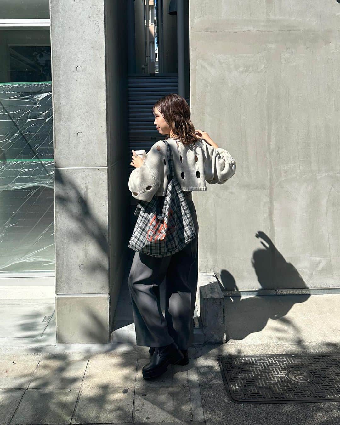 katomari. カトマリさんのインスタグラム写真 - (katomari. カトマリInstagram)「この激かわバッグ、、🥹♡ STAND Kastane in愛媛のノベルティです🍊  グレーの服多い今年は このグレーチェック合わせやすいし可愛い！ 実物見てみたらめちゃくちゃ丈夫で かなり量も入りそう〜！！ 四国の皆様羨ましい🫶🏻🫶🏻🫶🏻  動画はバッグが動かない風の パントマイム？やったつもりだけど できてないですね。笑 ツッコミお待ちしてます🤣  STAND Kastane行くよ〜という羨ましいみなさまも ぜひコメントお待ちしてます🍊 去年の10月に香川でお会いした皆様も愛媛ぜひ！ 行ってくださいね♡  STAND Kastane in愛媛は 10/7(土)からスタートです！ 詳しくは @kastane_ で見てください🤲🏻  #Kastane #STANDKastane #Kastane_ehime #Kastane_knit  #秋コーデ #秋服コーデ #トレンドコーデ  #ミディアムボブ #ミディアムヘア #ミディアムヘアアレンジ #波巻き #高身長コーデ #高身長女子 #骨格ナチュラル  #カスタネ #30代コーデ #アラサーコーデ #ニットコーデ #パンツコーデ #トートバッグ #チェック柄 #白ニット #スラックス #スラックスコーデ #スラックスパンツ  #ワイドパンツ #厚底ブーツ #ブーツコーデ」9月30日 21時30分 - mari19k