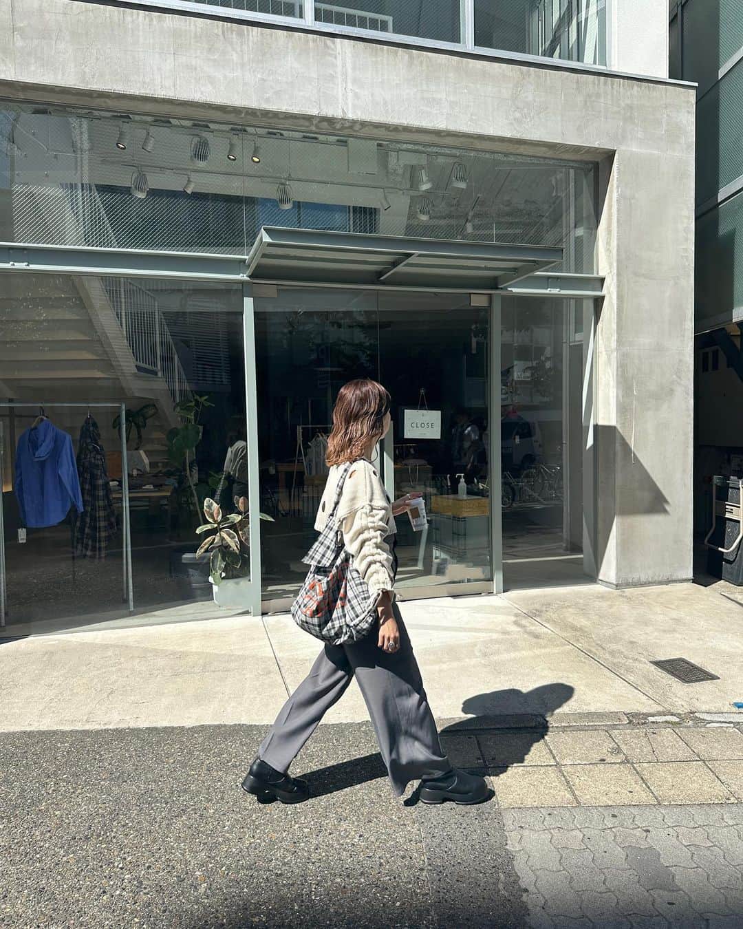 katomari. カトマリさんのインスタグラム写真 - (katomari. カトマリInstagram)「この激かわバッグ、、🥹♡ STAND Kastane in愛媛のノベルティです🍊  グレーの服多い今年は このグレーチェック合わせやすいし可愛い！ 実物見てみたらめちゃくちゃ丈夫で かなり量も入りそう〜！！ 四国の皆様羨ましい🫶🏻🫶🏻🫶🏻  動画はバッグが動かない風の パントマイム？やったつもりだけど できてないですね。笑 ツッコミお待ちしてます🤣  STAND Kastane行くよ〜という羨ましいみなさまも ぜひコメントお待ちしてます🍊 去年の10月に香川でお会いした皆様も愛媛ぜひ！ 行ってくださいね♡  STAND Kastane in愛媛は 10/7(土)からスタートです！ 詳しくは @kastane_ で見てください🤲🏻  #Kastane #STANDKastane #Kastane_ehime #Kastane_knit  #秋コーデ #秋服コーデ #トレンドコーデ  #ミディアムボブ #ミディアムヘア #ミディアムヘアアレンジ #波巻き #高身長コーデ #高身長女子 #骨格ナチュラル  #カスタネ #30代コーデ #アラサーコーデ #ニットコーデ #パンツコーデ #トートバッグ #チェック柄 #白ニット #スラックス #スラックスコーデ #スラックスパンツ  #ワイドパンツ #厚底ブーツ #ブーツコーデ」9月30日 21時30分 - mari19k