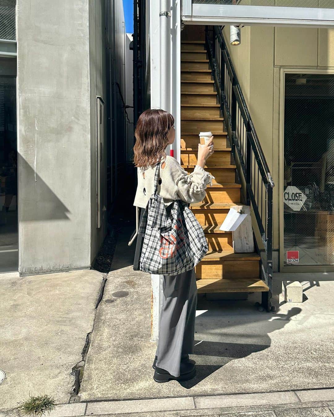katomari. カトマリさんのインスタグラム写真 - (katomari. カトマリInstagram)「この激かわバッグ、、🥹♡ STAND Kastane in愛媛のノベルティです🍊  グレーの服多い今年は このグレーチェック合わせやすいし可愛い！ 実物見てみたらめちゃくちゃ丈夫で かなり量も入りそう〜！！ 四国の皆様羨ましい🫶🏻🫶🏻🫶🏻  動画はバッグが動かない風の パントマイム？やったつもりだけど できてないですね。笑 ツッコミお待ちしてます🤣  STAND Kastane行くよ〜という羨ましいみなさまも ぜひコメントお待ちしてます🍊 去年の10月に香川でお会いした皆様も愛媛ぜひ！ 行ってくださいね♡  STAND Kastane in愛媛は 10/7(土)からスタートです！ 詳しくは @kastane_ で見てください🤲🏻  #Kastane #STANDKastane #Kastane_ehime #Kastane_knit  #秋コーデ #秋服コーデ #トレンドコーデ  #ミディアムボブ #ミディアムヘア #ミディアムヘアアレンジ #波巻き #高身長コーデ #高身長女子 #骨格ナチュラル  #カスタネ #30代コーデ #アラサーコーデ #ニットコーデ #パンツコーデ #トートバッグ #チェック柄 #白ニット #スラックス #スラックスコーデ #スラックスパンツ  #ワイドパンツ #厚底ブーツ #ブーツコーデ」9月30日 21時30分 - mari19k