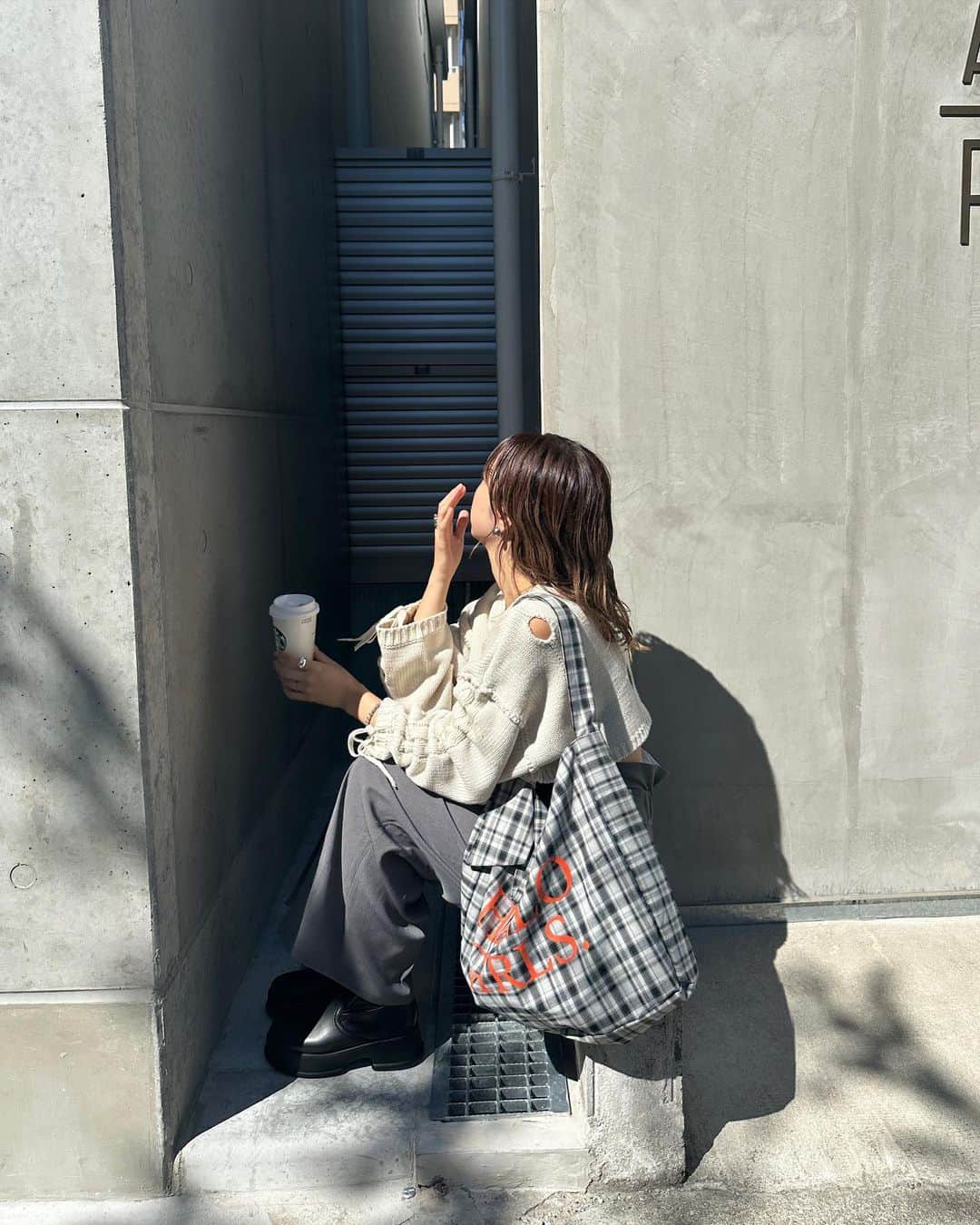 katomari. カトマリさんのインスタグラム写真 - (katomari. カトマリInstagram)「この激かわバッグ、、🥹♡ STAND Kastane in愛媛のノベルティです🍊  グレーの服多い今年は このグレーチェック合わせやすいし可愛い！ 実物見てみたらめちゃくちゃ丈夫で かなり量も入りそう〜！！ 四国の皆様羨ましい🫶🏻🫶🏻🫶🏻  動画はバッグが動かない風の パントマイム？やったつもりだけど できてないですね。笑 ツッコミお待ちしてます🤣  STAND Kastane行くよ〜という羨ましいみなさまも ぜひコメントお待ちしてます🍊 去年の10月に香川でお会いした皆様も愛媛ぜひ！ 行ってくださいね♡  STAND Kastane in愛媛は 10/7(土)からスタートです！ 詳しくは @kastane_ で見てください🤲🏻  #Kastane #STANDKastane #Kastane_ehime #Kastane_knit  #秋コーデ #秋服コーデ #トレンドコーデ  #ミディアムボブ #ミディアムヘア #ミディアムヘアアレンジ #波巻き #高身長コーデ #高身長女子 #骨格ナチュラル  #カスタネ #30代コーデ #アラサーコーデ #ニットコーデ #パンツコーデ #トートバッグ #チェック柄 #白ニット #スラックス #スラックスコーデ #スラックスパンツ  #ワイドパンツ #厚底ブーツ #ブーツコーデ」9月30日 21時30分 - mari19k