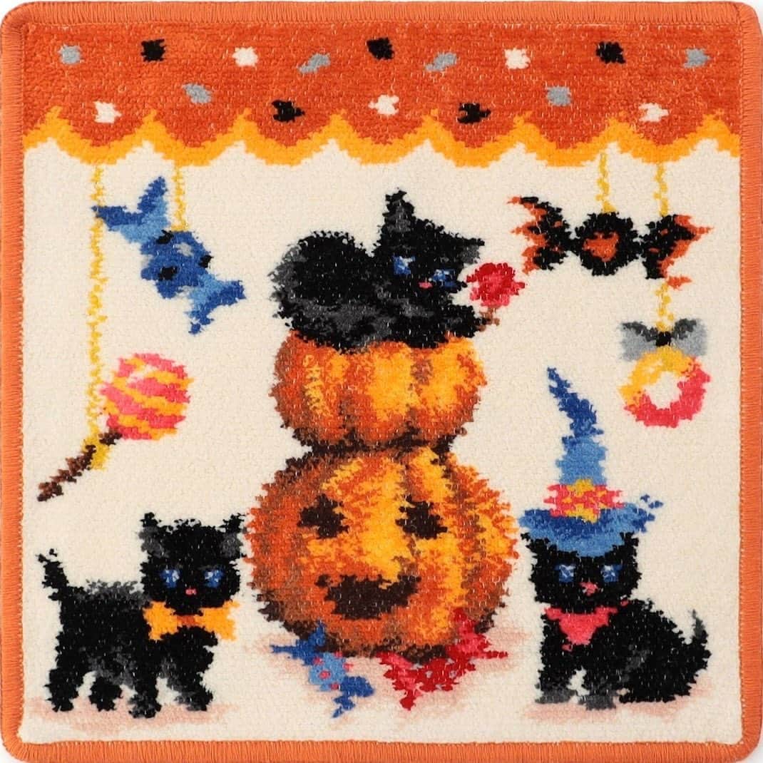 フェイラー（FEILER）さんのインスタグラム写真 - (フェイラー（FEILER）Instagram)「【来週10月2日(月)正午発売！　限定商品　フェイラー公式オンラインショップ】 来週10月2日(月)、おばけカボチャと、愛らしい黒猫の姉弟がお出迎えしてくれる魔法のキャンディショップがモチーフ！  かぼちゃの上に乗っているのが、魔法のキャンディのレシピを作っている黒猫のママ、右が黒猫のお姉ちゃん、左が黒猫の弟くんです。  新作『 #フェイラーハロウィーン 』から、全国販売商品に加えて、フェイラー公式オンラインショップ限定ハンカチが登場します！   全国販売ハンカチの縁取りのカラーは黒、フェイラー公式オンラインショップ限定ハンカチの縁取りのカラーはイエロー（ディープオレンジ）です。  (写真) 『フェイラーハロウィーン』 フェイラー公式オンラインショップ限定 ◾️ハンカチ(アイボリー×イエロー（ディープオレンジ）)　¥2,750(税込)　約25×25cm   ※販売開始時間は前後する場合がございます。 ※アクセス集中時は入場を制限させていただきます。待ち人数・待ち時間が表示され、順次ご入場いただけますが、入場時に商品のご購入を確約するものではございませんので、ご了承願います。 ※ハンカチは購入点数制限なし、チャームポーチ(黒猫)はお一人様1点までのご購入とさせていただきます。 ※フェイラー公式オンラインショップ限定ハンカチは、フェイラー公式オンラインショップのみでのお取扱いとなります。フェイラー銀座本店、フェイラー天神地下街店、全国有名百貨店フェイラーショップ、ラブラリー バイ フェイラー各店での販売はございません。  #フェイラー #FEILER #シュニール織 #ライフスタイルブランド #暮らしを楽しむ #ハンカチはフェイラーと決めています #ハンカチ #フェイラー銀座本店 #フェイラー天神地下街店 #全国有名百貨店フェイラーショップ #心はいつだって踊れる #ハロウィン #ハロウィーン #🎃 #ジャックオーランタン」9月30日 21時32分 - feiler_jp