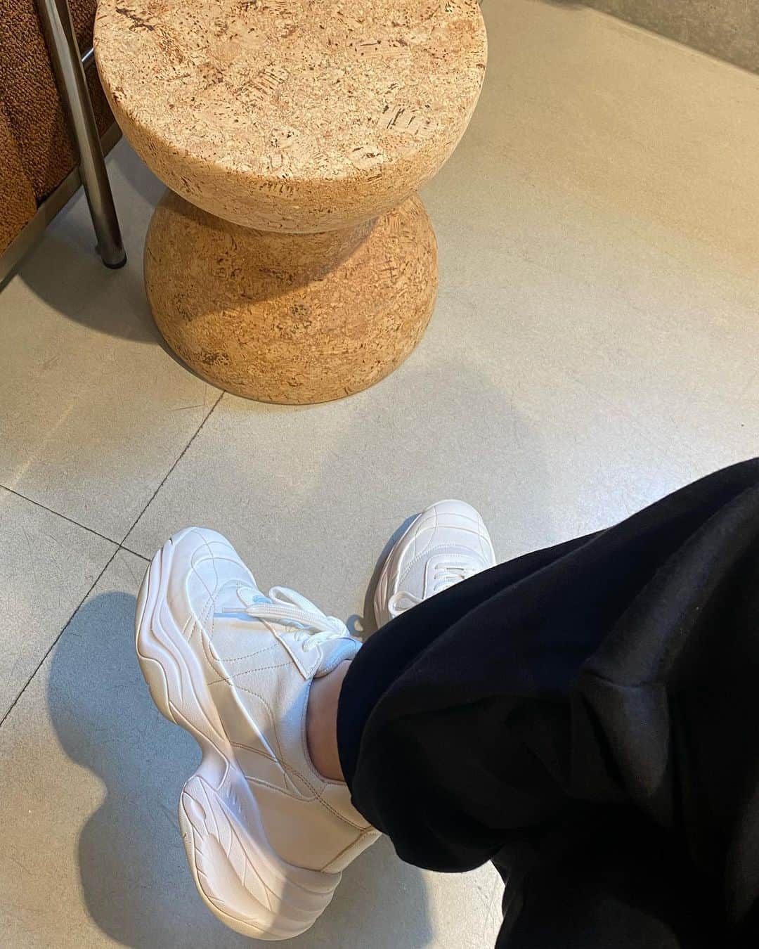 土田瑠美のインスタグラム：「最近よく履いてるスニーカー👟 ブラックも欲しいな〜」