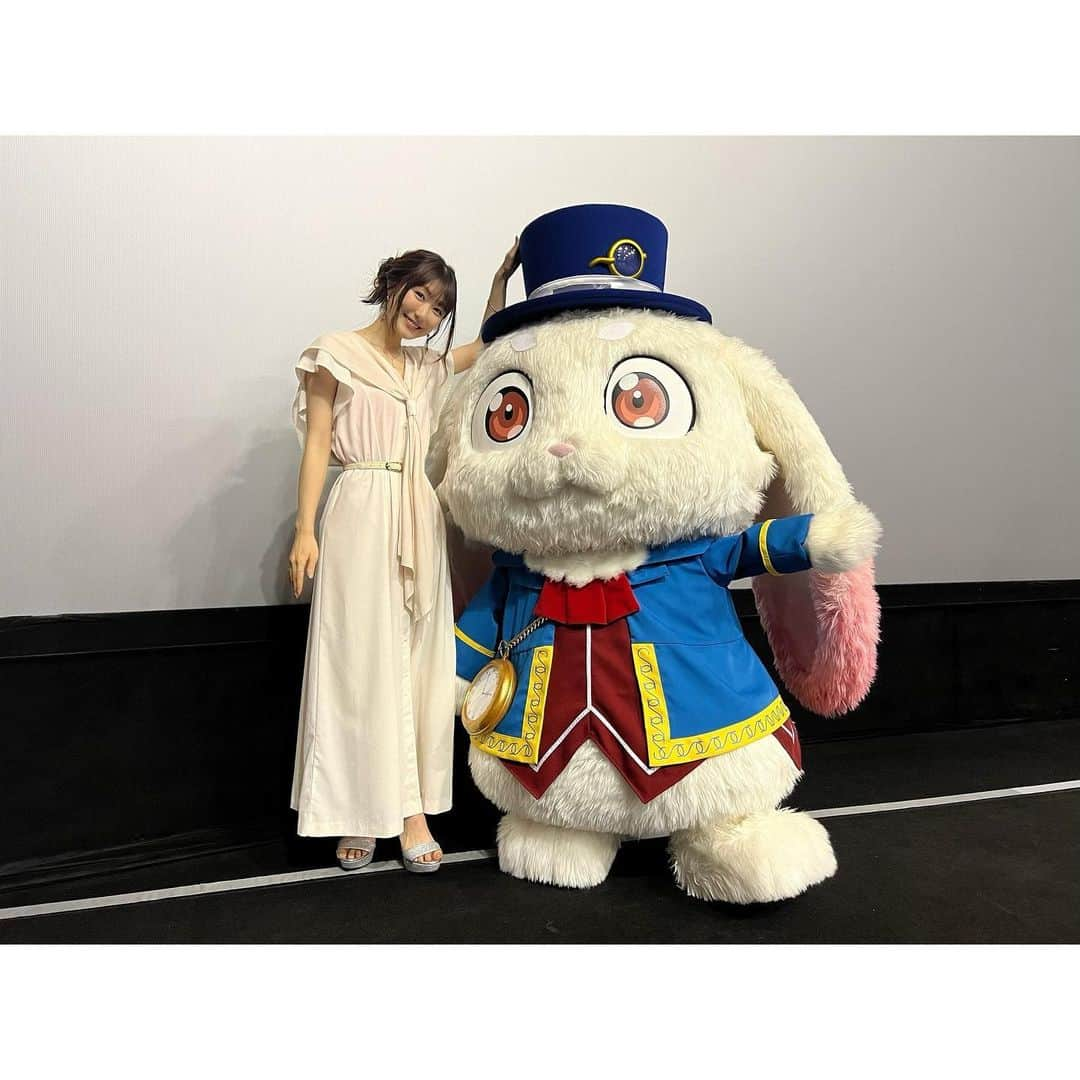 日高里菜さんのインスタグラム写真 - (日高里菜Instagram)「⁑  『シャングリラ・フロンティア』 先行上映イベントありがとうございました✨  1〜3話まで観ていただきました🐰  絵も綺麗でめちゃくちゃ動くので 劇場で見れた皆さんが羨ましい😳！！  エムルの表情も動きも最高にかわいいので！ 楽しみにしててね！！  シャンフロのイベント登壇は初めてでしたが ずっと会いたかった着ぐるみエムルにも会えて すごく嬉しかったーっ！！  明日からの本放送よろしくお願いします🐰💕  #シャンフロ　#観てね #エムル　#ですわ　#やっと会えた　#かわいい」9月30日 21時43分 - rina_hidaka615