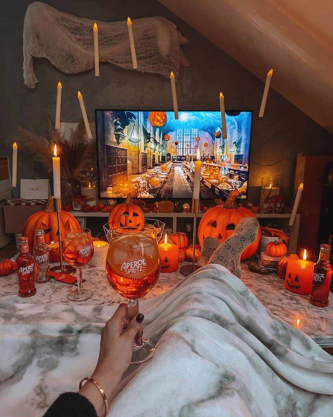 バーボラ・コディトヴァさんのインスタグラム写真 - (バーボラ・コディトヴァInstagram)「Halloween is coming up soon - no matter if you spend it with your friends at a party, home watching movies with your friends or traveling - the @aperolspritzofficial Ready to Serve is perfect for all activities 🍂🎃 You simply put ice in your glass, pour the #AperolSpritz Ready to Serve and garnish with a slice of orange! #Aperol #AperitivoItaliano #TogetherWeEnjoy (legal age to consume alcohol in 🇨🇿 is 18+)  Halloween je za dveřmi - ať už ho budete trávit na party, doma s přáteli nebo na cestách, @aperolspritzofficial Ready to Serve je perfektním společníkem! 🧡 Stačí jen sklenici naplnit ledem, nalít a doplnit plátkem pomeranče! 🍊(legální věk konzumace alkoholu v ČR je 18+)」9月30日 21時43分 - fashioninmysoul