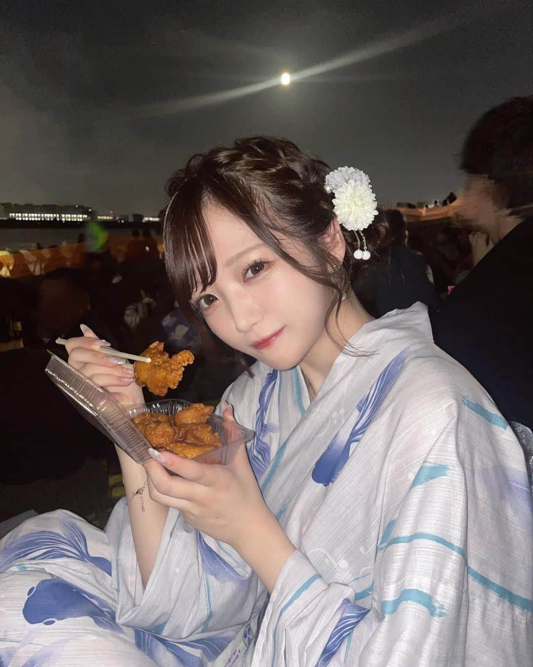 小林莉奈のインスタグラム：「親友ちゃんと浴衣で花火🎆 . グランドフィナーレで感動してボロ泣きしながら花火見てた人ට ̫ට ;  #花火大会 #浴衣 #浴衣ヘアアレンジ」