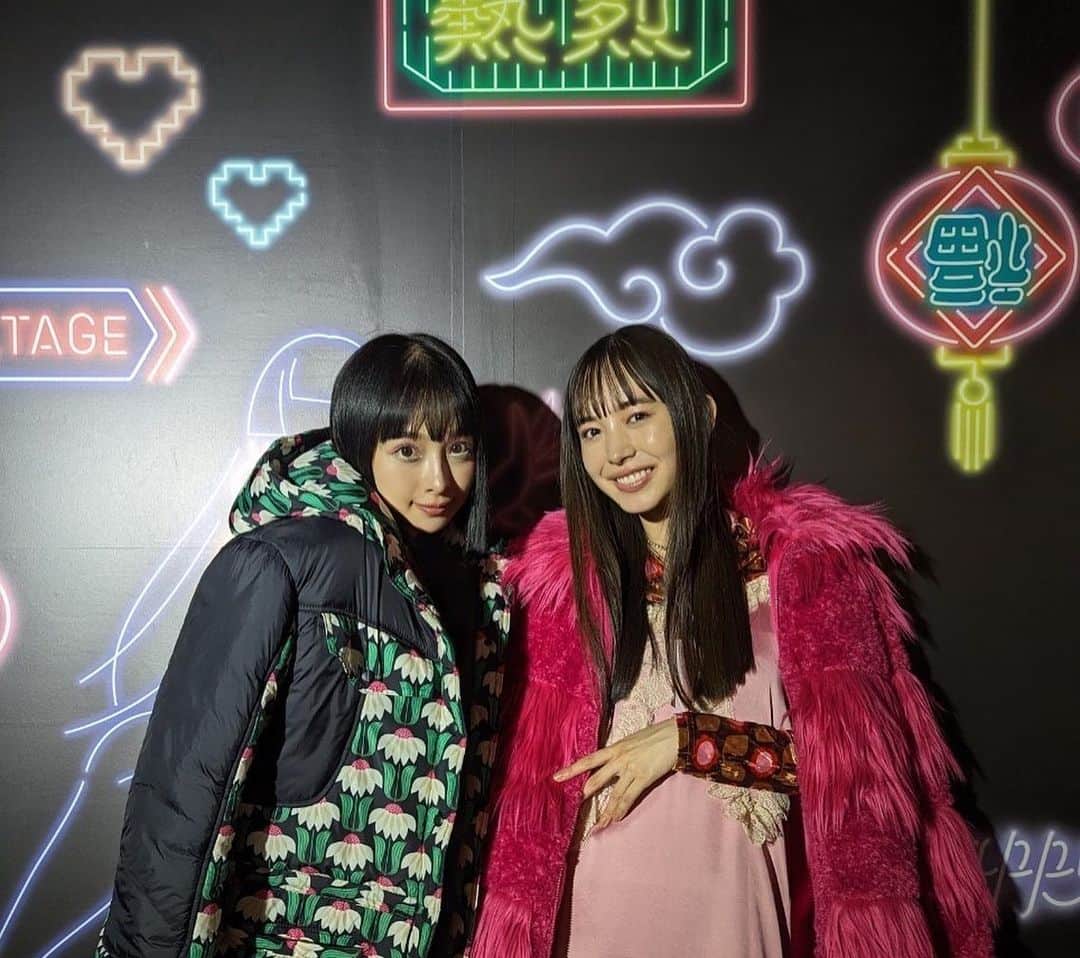 華村あすかのインスタグラム：「GirlsAward2023 AW ありがとうございました。🧣  ・ ・ ・  一発目はカラフルなシャドウと下まつげにポイントの白をいれたメイクが可愛かった…  ２回目のブラック囲みメイクも新鮮でした🎱  事務所の先輩、井桁弘恵さんと📷🤝🏻  #annasui #laguagem」