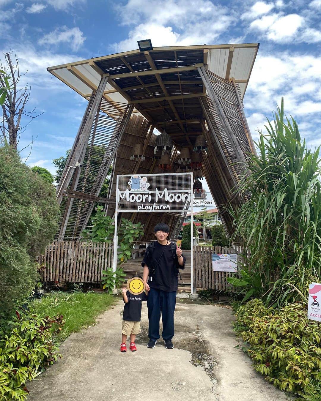 のインスタグラム：「今日は【Moori Moori Playfarm】という 自然と動物と触れ合ったり工作したり色々出来る施設に遊びに行きました😊  車で高速乗って30分くらいの場所でとても行きやすかったです。  めちゃくちゃ丁度いい広さで、疲れないのに満足出来る色んな施設がたくさんあって楽しかったです😆🙌  途中大雨降って来ましたが雨宿りしながらドーナツ作ったり楽しく雨が止むのを待てました🍩  トニーが帰りの車で 『豚さんとヤギさんご飯あげたねー』 『凧作るのたのしかったねー』 『ドーナツ上手に作れたねー☺️』  と言って満足そうでこちらも嬉しかったです😊  #桜稲垣早希 #りおなり #タイ移住 #3歳男の子育児 #海外子育て #タイ #バンコク #りおなり夫婦のビログ旅 #Moori Moori Playfarm #休日の過ごし方」