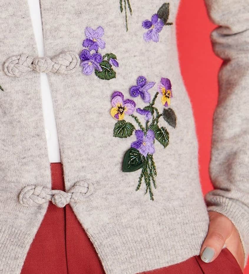 丸山敬太のインスタグラム：「. 立体刺繍のすみれモチーフ❈  ✔️ Violet Couture Knit カーディガン  ¥88,000 (intax)  KEITA MARUYAMAの真骨頂、 全て手刺繍🪡のカーディガン。  今季は、コレクションのキーワードでもある「Violet (すみれ)」をふんだんに散りばめた一枚です。  開催中の銀座三越でのPOPUPでも展開しております✨  <KEITA MARUYAMA 2023AW GINZA MITSUKOSHI POP UP>  会期：9/27(水)〜10/3(火) 場所：銀座三越 本館１階 プロモーションスペース  ー 📞 お問合せ先 🛒　ー  【丸山邸 MAISON de MARUYAMA 】 〒107-0062 東京都港区南⻘山4-25-10 TEL: 03- 3406-1935 MAIL: info-store@keitamaruyama.com  【 KEITAMARUYAMA 阪急うめだ本店 】 〒530-8350 大阪府大阪市北区角田町8番7号 TEL: 06-6313-0605 （直通）  【MAISON de MARUYAMA 神戸別邸 】 〒651-8511 神戸市中央区小野柄通8-1-8 🏬　　神戸阪急　新館3F （神戸国際会館側上りエスカレーターの目の前です） TEL：078-200-7317（直通）  #keitamaruyama #ケイタマルヤマ  #maisondemaruyama  #丸山邸 #神戸別邸 #阪急うめだ本店 #すみれ #チャイナ  #刺繍カーディガン #チャイナボタン」