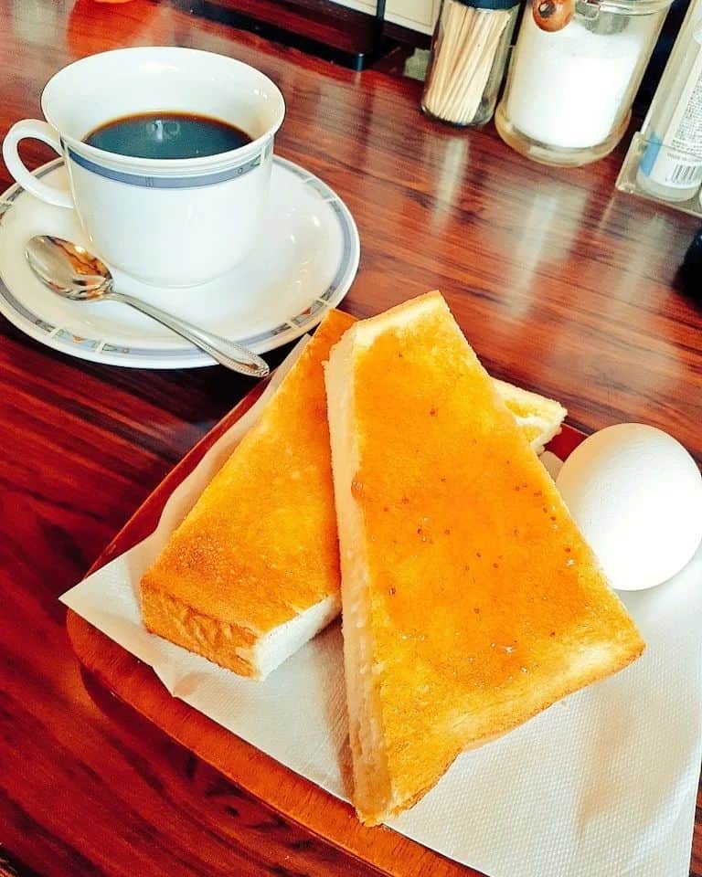 末野卓磨さんのインスタグラム写真 - (末野卓磨Instagram)「昔ながらの喫茶店。  ちょっと酸味の強いコーヒーと、サクふわのトースト、ゆで卵。  THEモーニング」9月30日 21時38分 - takuma_sueno