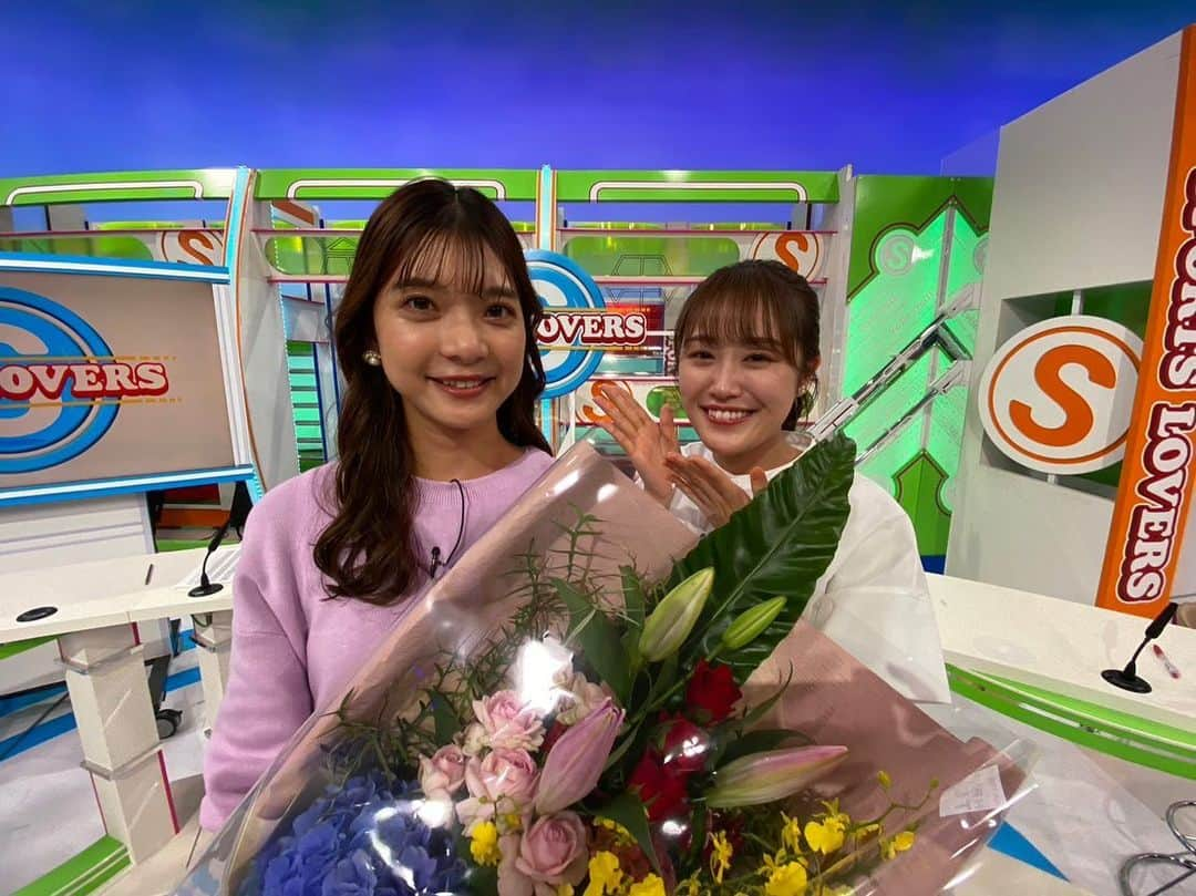 テレビ新広島さんのインスタグラム写真 - (テレビ新広島Instagram)「🌸卒業🌸  西山穂乃加アナは 『TSSライク！』メインキャスター 担当にともない きょうで『全力応援スポーツLOVERS』を 卒業しました🎓  8年間MCとして 番組を盛り上げ続けてきた西山アナ😌  今後、『スポラバ』のMCは 梶谷羽奈アナが担当します🍀  西山アナからみなさまへ 感謝のメッセージです🌸  ーーーーーーーーーーーーーーーーーーー  きょうで『スポラバ』を卒業し 出演は最後となりました。 入社1年目の秋から丸8年お世話になり 本当にたくさんの感動と パワーをもらいました。  取材に行くと一生懸命練習する 選手たちの姿があって その姿を見ると自然と 応援している自分がいて…。  サンフレッチェのリーグ優勝 そしてカープの三連覇と たくさんの素晴らしい景色を 見せてもらいました。  そして視聴者のみなさんと 勝つ喜びを共有できたことは 本当にほんとうに幸せでした🥹💞  素晴らしいスポーツチームばかりの 広島県でスポーツ番組を務めさせてもらい 感謝の気持ちでいっぱいです。 あたたかく見守ってくださり ありがとうございました！！！！👶  これからも番組は続きますので 新MCの梶谷羽奈アナが つくっていく『スポラバ』も 楽しみにしていてください💪🌱  ありがとうございました🥹🩷  ーーーーーーーーーーーーーーーーーーー  #西山穂乃加 #にしやまほのか #西山穂乃加アナ #西山アナ #テレビ新広島 #tss #アナウンサー #女子アナ #全力応援スポーツLOVERS #スポラバ #tssライク #ライク #卒業 #カープ #サンフレッチェ」9月30日 21時38分 - tss_tv_official