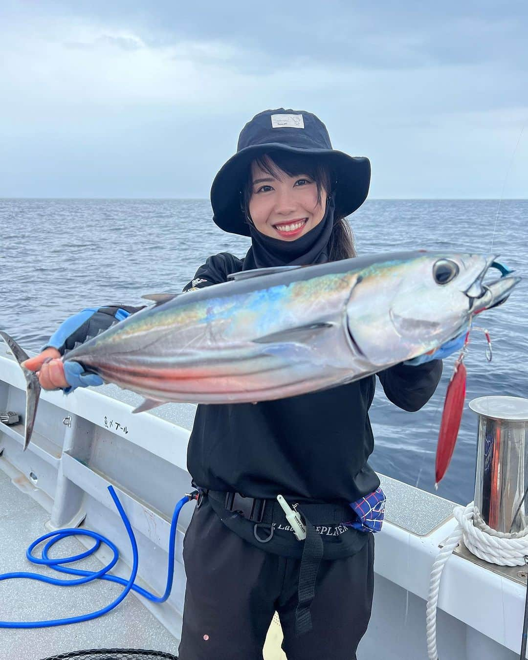 そらなさゆりのインスタグラム：「⁡ ⁡ まんまる本ガツオも釣れました😊 ⁡ これはキャスティング✨ ディープライナープロトルアーを スキッピングで(^^) ⁡ 久しぶりのトップめっちゃ楽しかった♪ ⁡ ⁡ あっちこっちでナブラ出てた✨ キハダも混じってたよ〜✨ ⁡ ⁡ スロージギングの間に賑わせてくれました(^^) ⁡ ⁡ ⁡ @ディープライナーさん(高知県室戸) ⁡ ⁡ 【タックルデータ】 ロッド:ディープライナー ロジカルスピニング#4プロト リール:ダイワ ソルティガ3500H PE:とある1.2号 リーダー:とあるフロロ8号 ルアー:ソリッドスピンドル 30g プロト フック:フロントのみ ⁡ フィッシュグリップ:ハピソン メジャー:ハピソン ⁡ ⁡ #釣り #fishing #deepliner #スロージギング #高知 #カツオ #キャスティング  #ディープライナー #中深海 #daiwa #sunline #hapyson #shipsmast」