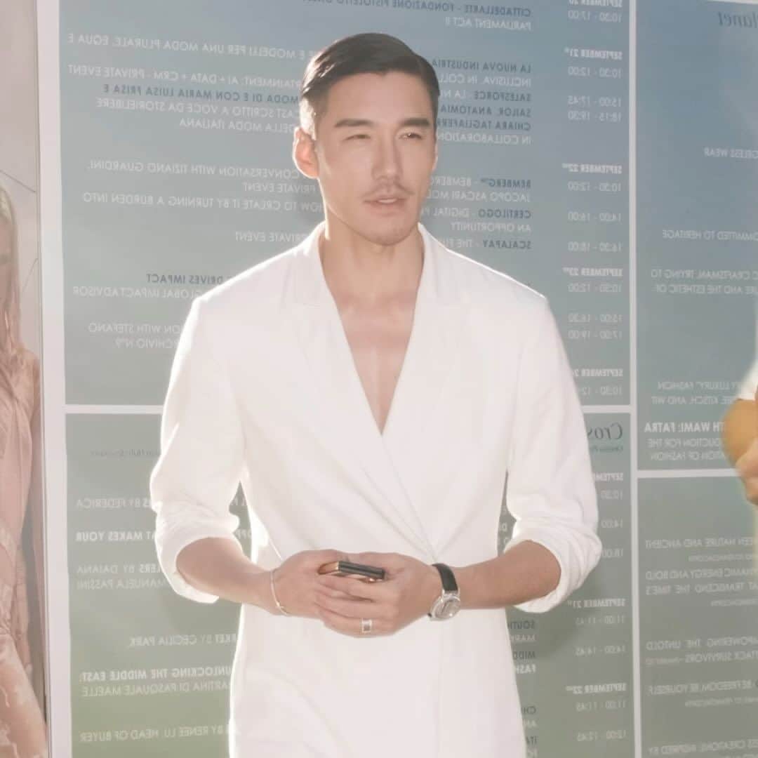 フー・ビンのインスタグラム：「Young designers are the fresh voices of fashion, igniting passion with their creativity. I was delighted to be invited by CNMI Fashion Hub to provide support and opinions , shaping a more inclusive and diverse fashion world. 🎨👔 #FreshVoices #MilanFashionWeek#FashionHub 年轻设计师们是时尚的新声音，他们的创意点燃了激情。很高兴这次被意大利时尚协会的Fashion Hub邀请，为大家提供支持和建议，塑造更加包容和多元化的时尚界。🎨👔」