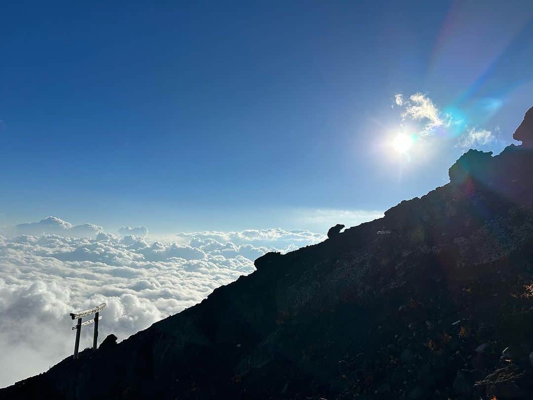 ☆SH!NR!☆さんのインスタグラム写真 - (☆SH!NR!☆Instagram)「太陽と月 31歳1日目最高の景色を自分の目で見に行ってきた！ 初登山初富士山マジで最高やった。 2023年1年で1番綺麗満月【中秋の名月】を富士山のてっぺんから見てきた！ 日本だけじゃなく世界の色んな神秘な景色を自分の目で見て回る最幸な人生を歩む まだまだ若いバリバリ色んな事成し遂げていこう🔥みんなに俺の最高の人生物語りをこれから見していってあげよう ※写真無加工」9月30日 21時39分 - 777.jackpot.777