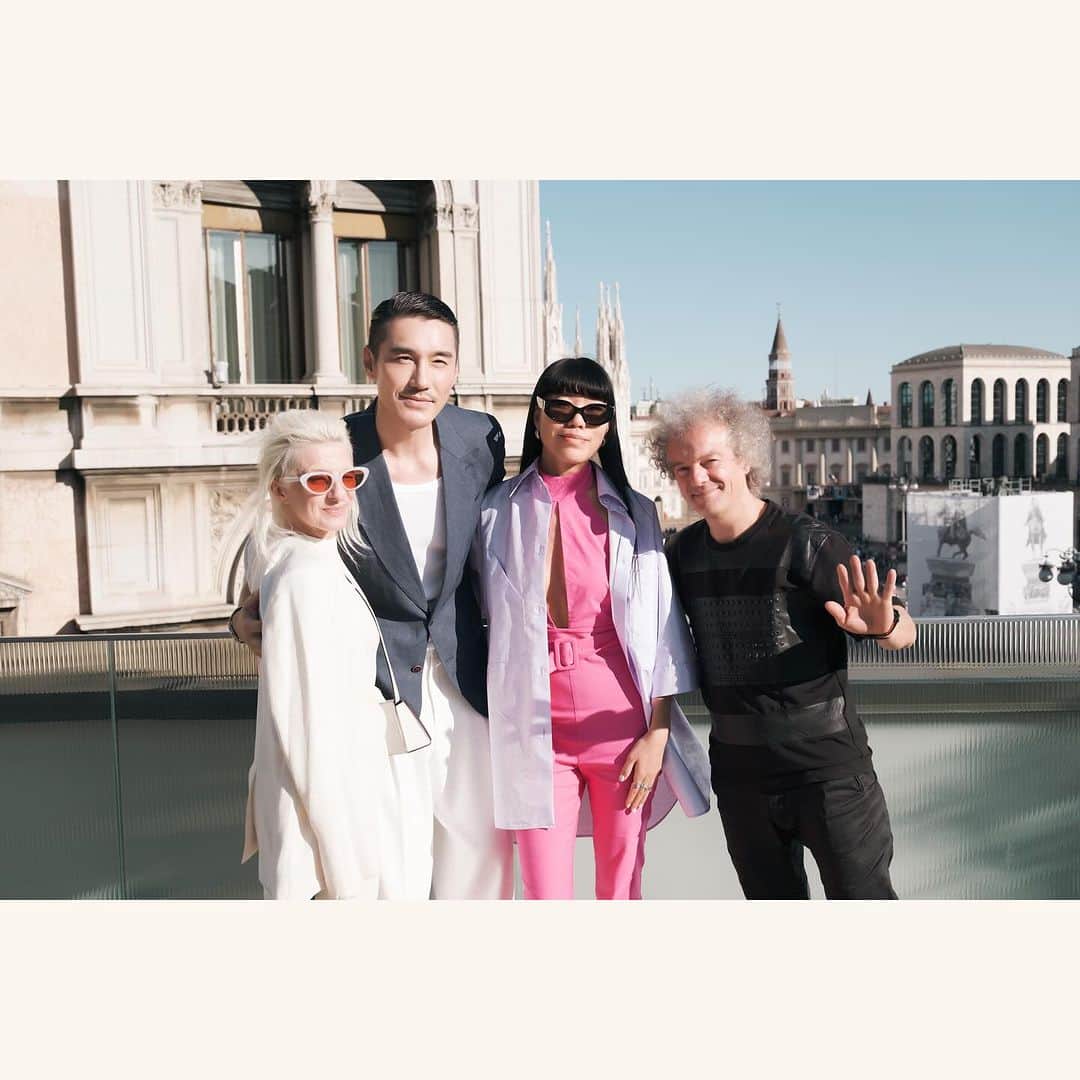 フー・ビンさんのインスタグラム写真 - (フー・ビンInstagram)「Let's move forward together and lead the future of fashion. 👗🌟 #MilanFashionWeek #YoungDesigners #FashionHub  携手年轻设计师们一同前行，引领未来时尚。👗🌟」9月30日 21時39分 - hubing