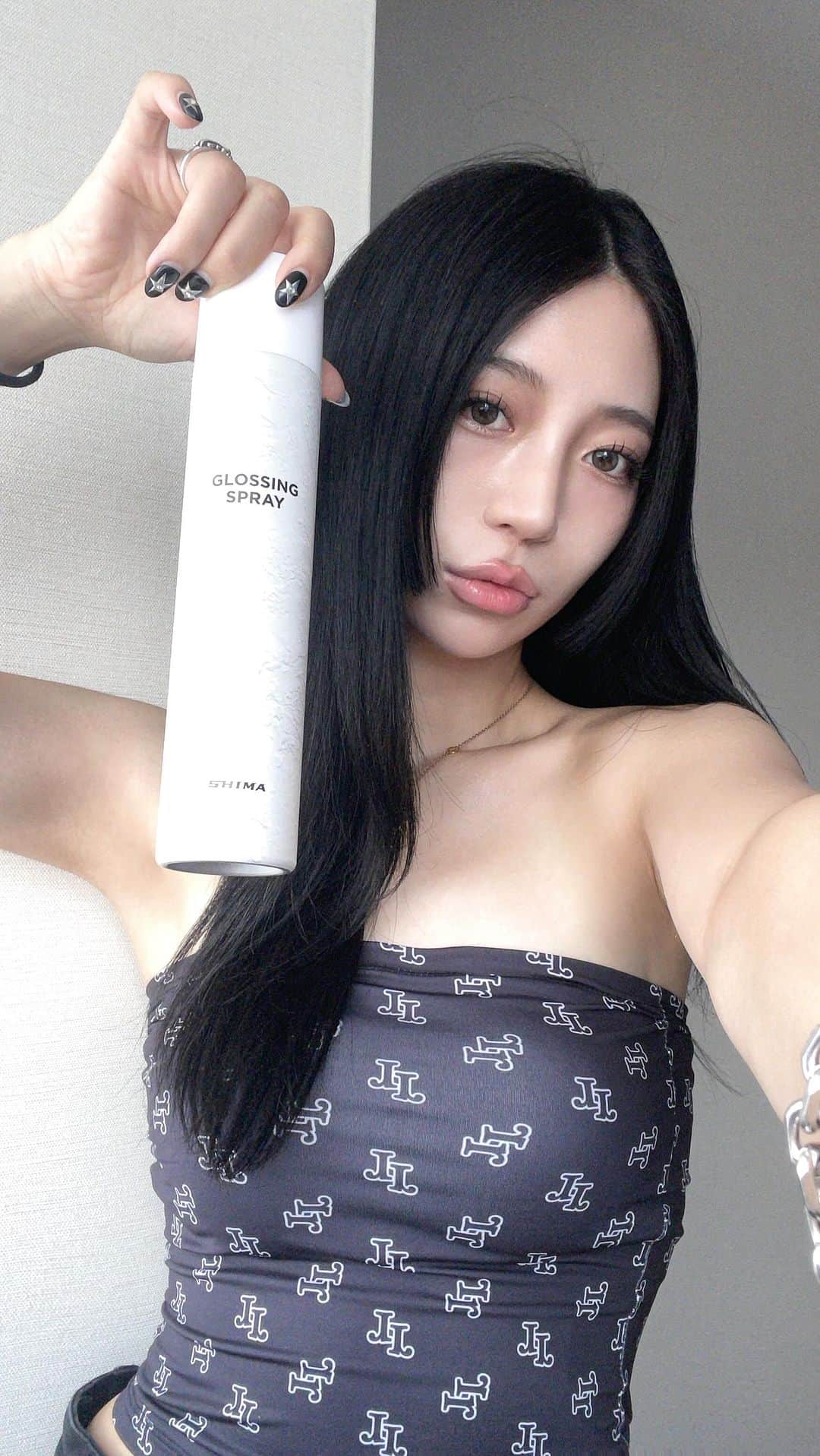 原涼香のインスタグラム：「🆕GLOSSING SPRAYの使い方💖 髪をケアしてくれるスプレータイプのトリートメント🪽✨ 是非checkしてください♡₊⁺ #SHIMA」